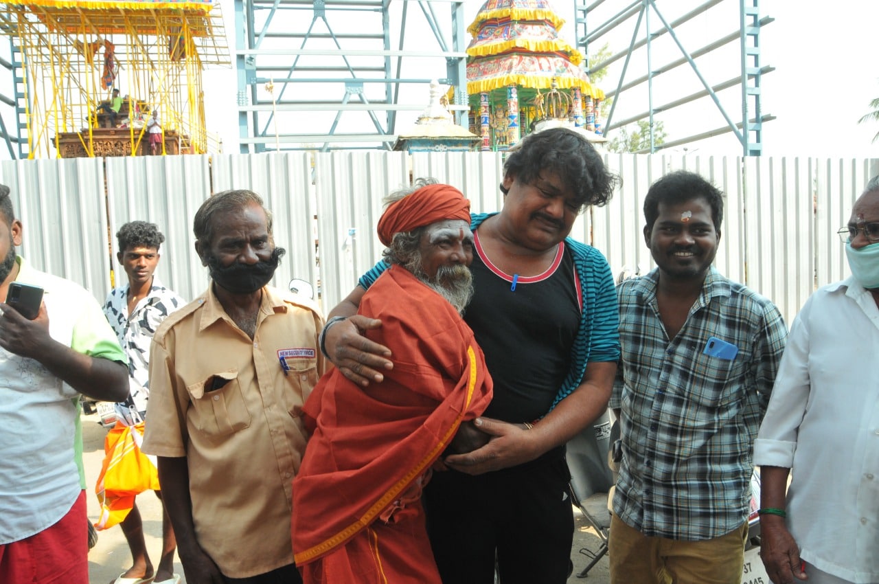அப்பகுதியிலிருந்த உணவகத்தில் சாப்பிட்ட பின்னர் அங்கு வந்த சாமியர்களிடம் பேசினார். தொகுதிக்கு என்ன செய்வீர்கள் என கேட்ட போது உங்கள் தொகுதிக்கு நான் தேர்தெடுக்கப்பட்டால் தொண்டாமுத்தூரில் 10 லட்சம் தென்னை மரங்களை நடவு செய்ய நடவடிக்கை எடுப்பேன், நீட் தேர்வு வராமல் இருக்க நடவடிக்கை எடுப்பேன், வேளாண் மசோதாவை இல்லாமல் செய்வேன் என பேசினார். அப்பகுதியிலிருந்த உணவகத்தில் சாப்பிட்ட பின்னர் அங்கு வந்த சாமியர்களிடம் பேசினார். தொகுதிக்கு என்ன செய்வீர்கள் என கேட்ட போது உங்கள் தொகுதிக்கு நான் தேர்தெடுக்கப்பட்டால் தொண்டாமுத்தூரில் 10 லட்சம் தென்னை மரங்களை நடவு செய்ய நடவடிக்கை எடுப்பேன், நீட் தேர்வு வராமல் இருக்க நடவடிக்கை எடுப்பேன், வேளாண் மசோதாவை இல்லாமல் செய்வேன் என பேசினார்.