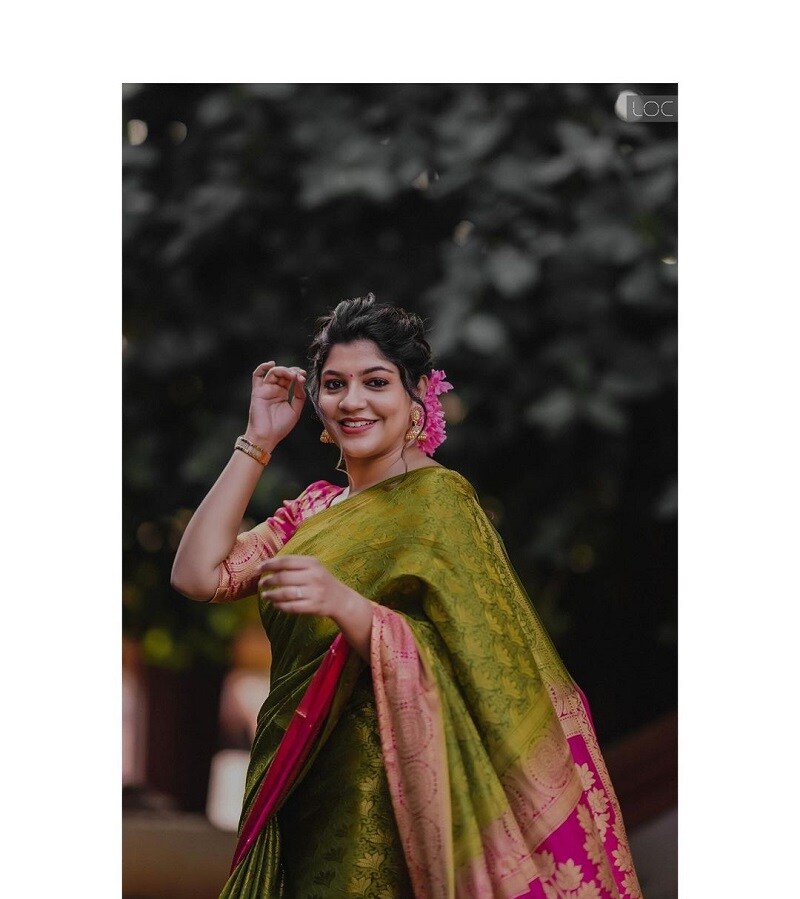 அந்த வகையில் சமீபத்தில் அவர் போஸ்ட் செய்த சில புடவை புகைப்படங்கள் உங்களின் சாரீ ஸ்டைலுக்கு உதவலாம். குறிப்பாக தற்போது திருமண சீசன் என்பதால் பலருக்கும் ரிசப்ஷன் மற்றும் திருமணத்திற்கு செல்லும்போது இந்த ஸ்டைல்ஸை டிரை பண்ணி பாருங்க. அவை என்னென்ன பார்க்கலாம். அந்த வகையில் சமீபத்தில் அவர் போஸ்ட் செய்த சில புடவை புகைப்படங்கள் உங்களின் சாரீ ஸ்டைலுக்கு உதவலாம். குறிப்பாக தற்போது திருமண சீசன் என்பதால் பலருக்கும் ரிசப்ஷன் மற்றும் திருமணத்திற்கு செல்லும்போது இந்த ஸ்டைல்ஸை டிரை பண்ணி பாருங்க. அவை என்னென்ன பார்க்கலாம்.