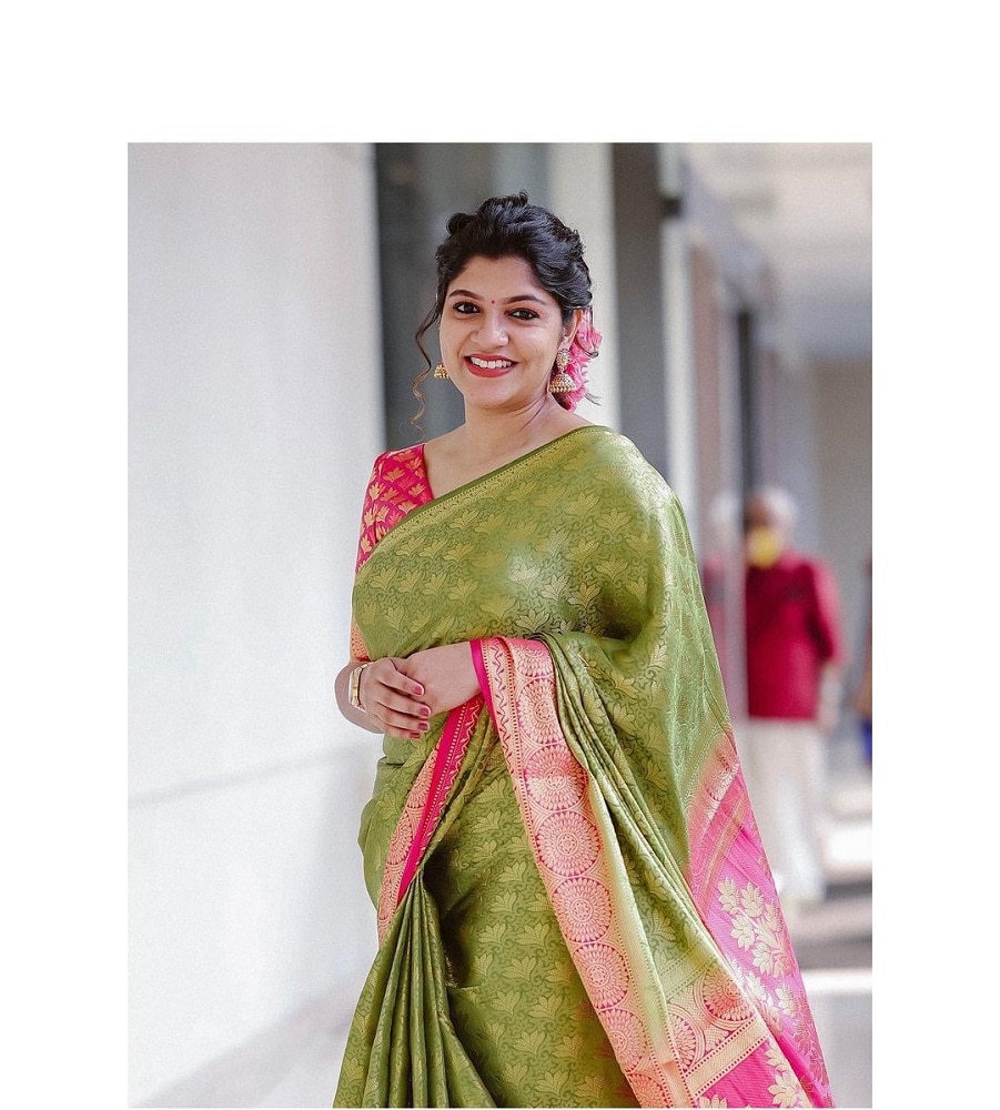 டிரெடிஷ்னல் தோற்றத்தை விரும்பும் பெண்களுக்கு இந்த ஸ்டைல் நிச்சயம் பிடிக்கும். ஆடம்பரமாக இல்லாமல் அதேசமயம் டிரெடிஷ்னல் டச் வாவ் சொல்ல வைக்கும் அழகு. பச்சை நிற புடவைக்கு பிங்க் நிற பிளவுஸ் மற்றும் பாடர் எடுப்பான அழகும். இதுதான் இப்போதைய டிரெண்டும் கூட. சில்க் புடவை என்றாலே சிங்கிள் பிளீட் வைத்துக் கட்டும்போதுதான் புடவையின் வேலைபாடுகள் தெரியும். எனவே அதை பின்பற்றியுள்ளார். ஹேர் ஸ்டைலும் கொண்டை போட்டு அதில் பிங்க் நிற பூ வைத்திருப்பது தோற்றத்தை தனித்துவமாக்குகிறது. கழுத்தில் எதுவும் அணியாமல் காதில் மட்டும் பெரிய ஜிமிக்கி அணிந்துள்ளார். கையில் ரிஸ்ட் வாட்ச், பிங்க் நிற நெயில் பாலிஷ் நேர்த்தியான அழகு. முகத்தில் அதிக மேக் அப் இல்லாமல் உதட்டிற்கும் பிங்க் நிற லிப்ஸ்டிக் வைத்து ஹைலைட் செய்துள்ளார். டிரெடிஷ்னல் தோற்றத்தை விரும்பும் பெண்களுக்கு இந்த ஸ்டைல் நிச்சயம் பிடிக்கும். ஆடம்பரமாக இல்லாமல் அதேசமயம் டிரெடிஷ்னல் டச் வாவ் சொல்ல வைக்கும் அழகு. பச்சை நிற புடவைக்கு பிங்க் நிற பிளவுஸ் மற்றும் பாடர் எடுப்பான அழகும். இதுதான் இப்போதைய டிரெண்டும் கூட. சில்க் புடவை என்றாலே சிங்கிள் பிளீட் வைத்துக் கட்டும்போதுதான் புடவையின் வேலைபாடுகள் தெரியும். எனவே அதை பின்பற்றியுள்ளார். ஹேர் ஸ்டைலும் கொண்டை போட்டு அதில் பிங்க் நிற பூ வைத்திருப்பது தோற்றத்தை தனித்துவமாக்குகிறது. கழுத்தில் எதுவும் அணியாமல் காதில் மட்டும் பெரிய ஜிமிக்கி அணிந்துள்ளார். கையில் ரிஸ்ட் வாட்ச், பிங்க் நிற நெயில் பாலிஷ் நேர்த்தியான அழகு. முகத்தில் அதிக மேக் அப் இல்லாமல் உதட்டிற்கும் பிங்க் நிற லிப்ஸ்டிக் வைத்து ஹைலைட் செய்துள்ளார்.