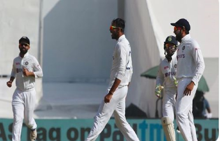 கோலியின் புரிதலற்ற கேப்டன்சி; இங்கிலாந்து 74/3