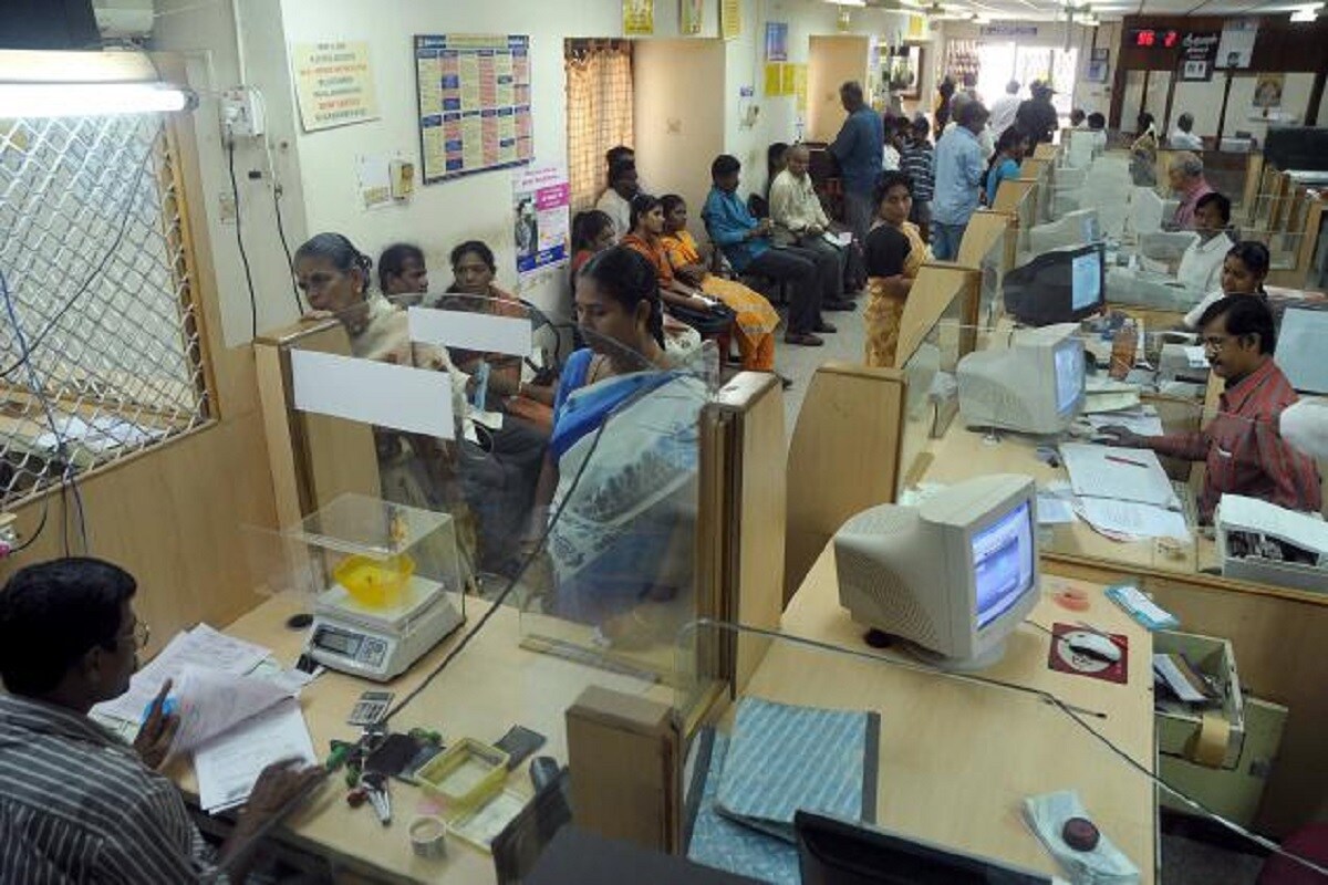 நாளை (மார்ச் 13) 2-வது சனிக்கிழமை என்பதால் வங்கி விடுமுறை மற்றும் ஞாயிறு பொது விடுமுறை. இதனால் மார்ச் 13, 14 விடுமுறை மற்றும் மார்ச் 15, 16 வேலைநிறுத்த போராட்டம் என்பதால் தொடர்ந்து 4 நாட்கள் வங்கி சேவை தடைப்படும். நாளை (மார்ச் 13) 2-வது சனிக்கிழமை என்பதால் வங்கி விடுமுறை மற்றும் ஞாயிறு பொது விடுமுறை. இதனால் மார்ச் 13, 14 விடுமுறை மற்றும் மார்ச் 15, 16 வேலைநிறுத்த போராட்டம் என்பதால் தொடர்ந்து 4 நாட்கள் வங்கி சேவை தடைப்படும்.
