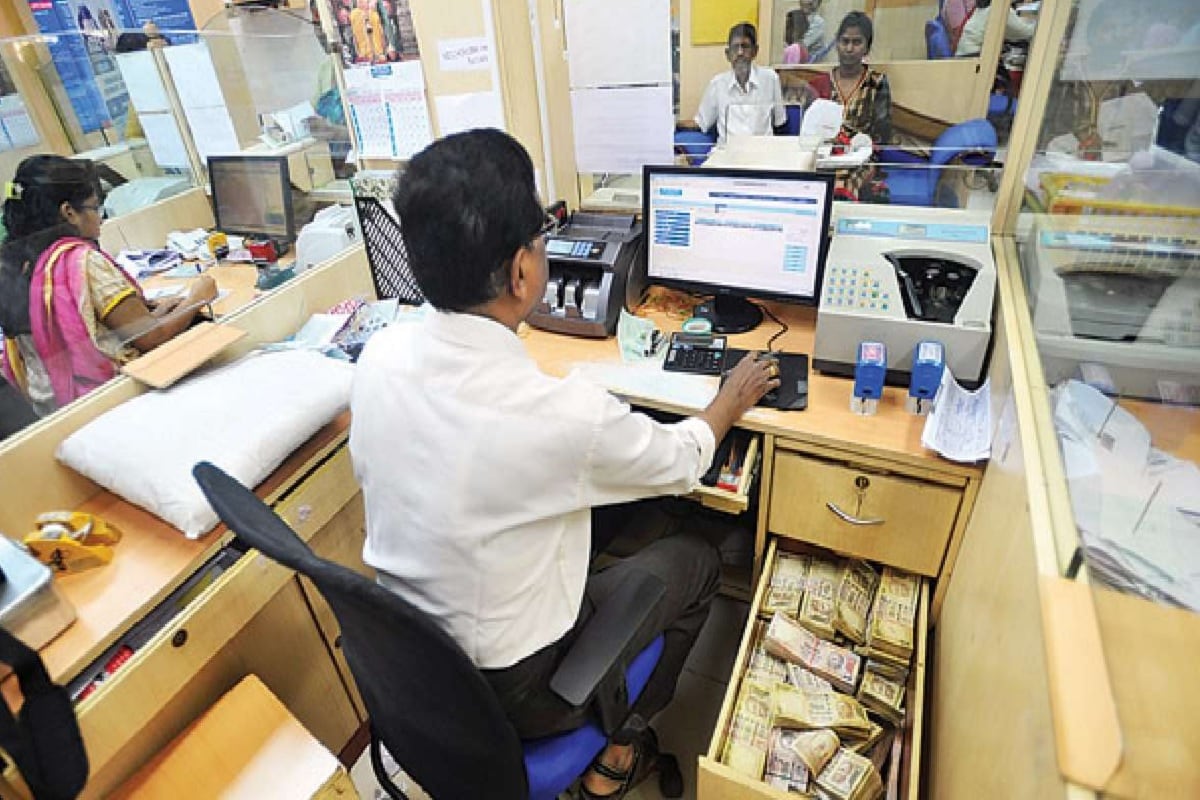 மத்திய அரசின் இந்த அறிவிப்பிற்கு வங்கி ஊழியர்கள் சங்கம் கூட்டமைப்பு எதிர்ப்பு தெரிவித்தோடு மார்ச் 15, 16 ஆகிய இரண்டு நாட்கள் தொடர்ந வேலை நிறுத்தம் போராட்ம் அறிவித்துள்ளனர். மத்திய அரசின் இந்த அறிவிப்பிற்கு வங்கி ஊழியர்கள் சங்கம் கூட்டமைப்பு எதிர்ப்பு தெரிவித்தோடு மார்ச் 15, 16 ஆகிய இரண்டு நாட்கள் தொடர்ந வேலை நிறுத்தம் போராட்ம் அறிவித்துள்ளனர்.
