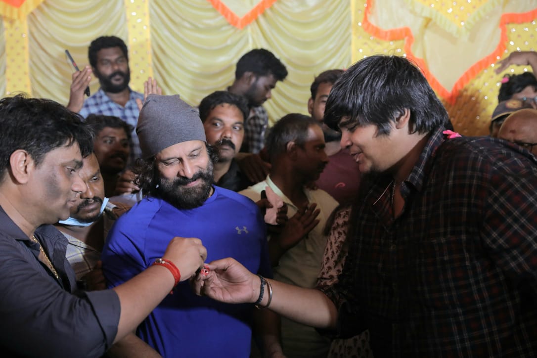 ஜகமே தந்திரம் படத்தை அடுத்து தற்போது விக்ரம் - துருவ் விக்ரம் நடிக்கும் சியான் 60 படத்தை இயக்கி வருகிறார் கார்த்திக் சுப்புராஜ். தற்போது இந்தப் படத்தின் ஷூட்டிங் நடைபெற்று வரும் நிலையில் படக்குழுவினர் உடன் இணைந்து கேக் வெட்டி பிறந்தநாள் கொண்டாடியுள்ளார் கார்த்திக் சுப்புராஜ். ஜகமே தந்திரம் படத்தை அடுத்து தற்போது விக்ரம் - துருவ் விக்ரம் நடிக்கும் சியான் 60 படத்தை இயக்கி வருகிறார் கார்த்திக் சுப்புராஜ். தற்போது இந்தப் படத்தின் ஷூட்டிங் நடைபெற்று வரும் நிலையில் படக்குழுவினர் உடன் இணைந்து கேக் வெட்டி பிறந்தநாள் கொண்டாடியுள்ளார் கார்த்திக் சுப்புராஜ்.
