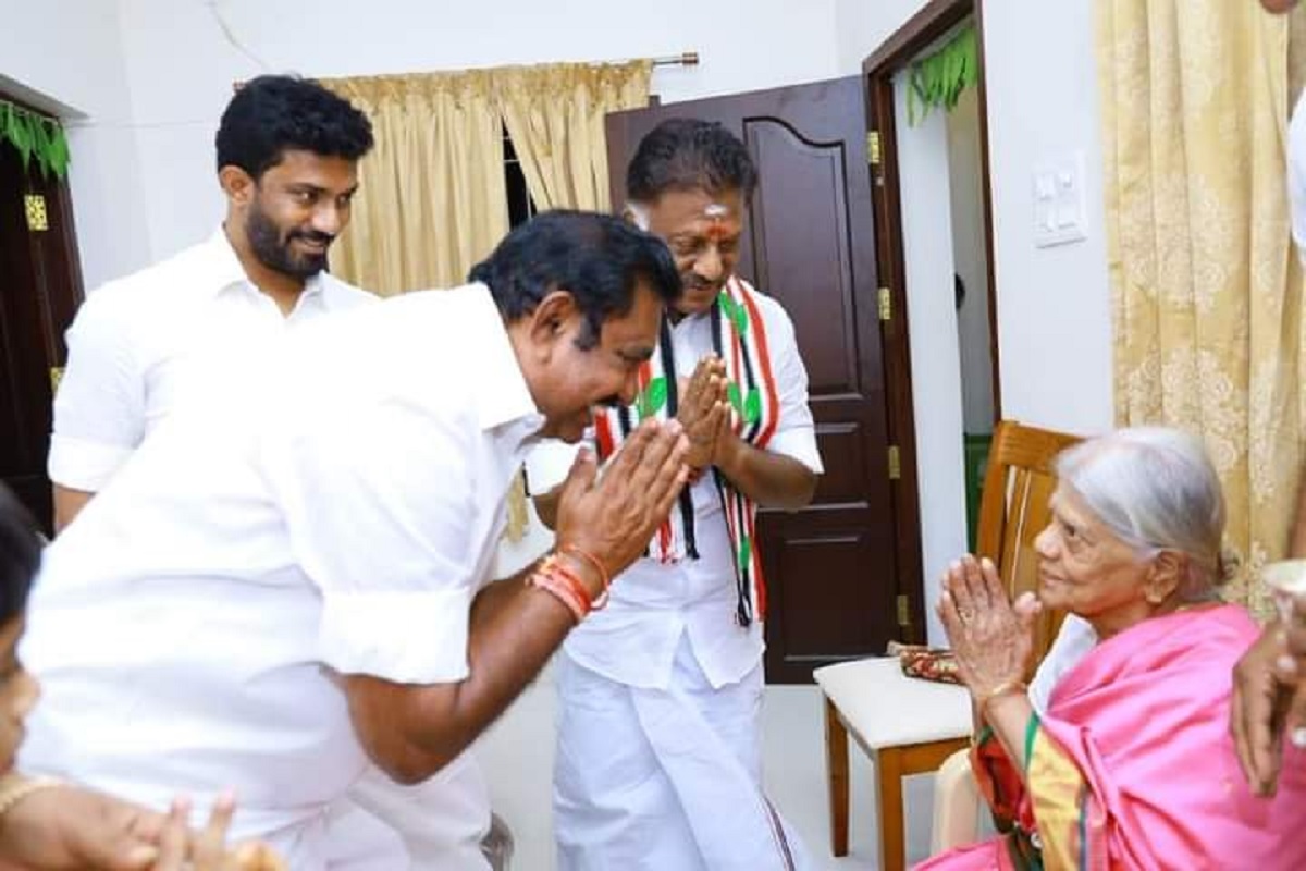 ஓபிஎஸ் அம்மாவிடம் ஆசி பெற்ற இபிஎஸ்