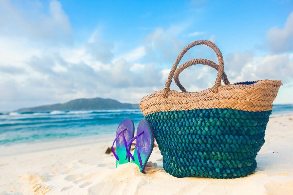 கைப்பைகள் (Handbags) : பழுப்பு நிற ஸ்லிங் பை எப்போதும் ஒரு அழகான ஸ்டைலிஷ் தோற்றத்தை உங்களுக்கு தருகின்றன. இது உங்கள் உடையின் தோற்றத்தை அழகாக எடுத்துக்காட்ட ஒரு சிறந்த வழியாகும். மேலும் இது ஒரு கோடைகால அதிர்வைத் உருவாக்குகிறது. நீங்கள் விரும்பினால் பிரகாசமான வண்ண கைப்பை ஒன்றையும் எடுக்கலாம். அது உங்கள் அலங்காரத்துடன் நன்கு பொருந்தும்படி இருக்க வேண்டும். கைப்பைகள் (Handbags) : பழுப்பு நிற ஸ்லிங் பை எப்போதும் ஒரு அழகான ஸ்டைலிஷ் தோற்றத்தை உங்களுக்கு தருகின்றன. இது உங்கள் உடையின் தோற்றத்தை அழகாக எடுத்துக்காட்ட ஒரு சிறந்த வழியாகும். மேலும் இது ஒரு கோடைகால அதிர்வைத் உருவாக்குகிறது. நீங்கள் விரும்பினால் பிரகாசமான வண்ண கைப்பை ஒன்றையும் எடுக்கலாம். அது உங்கள் அலங்காரத்துடன் நன்கு பொருந்தும்படி இருக்க வேண்டும்.