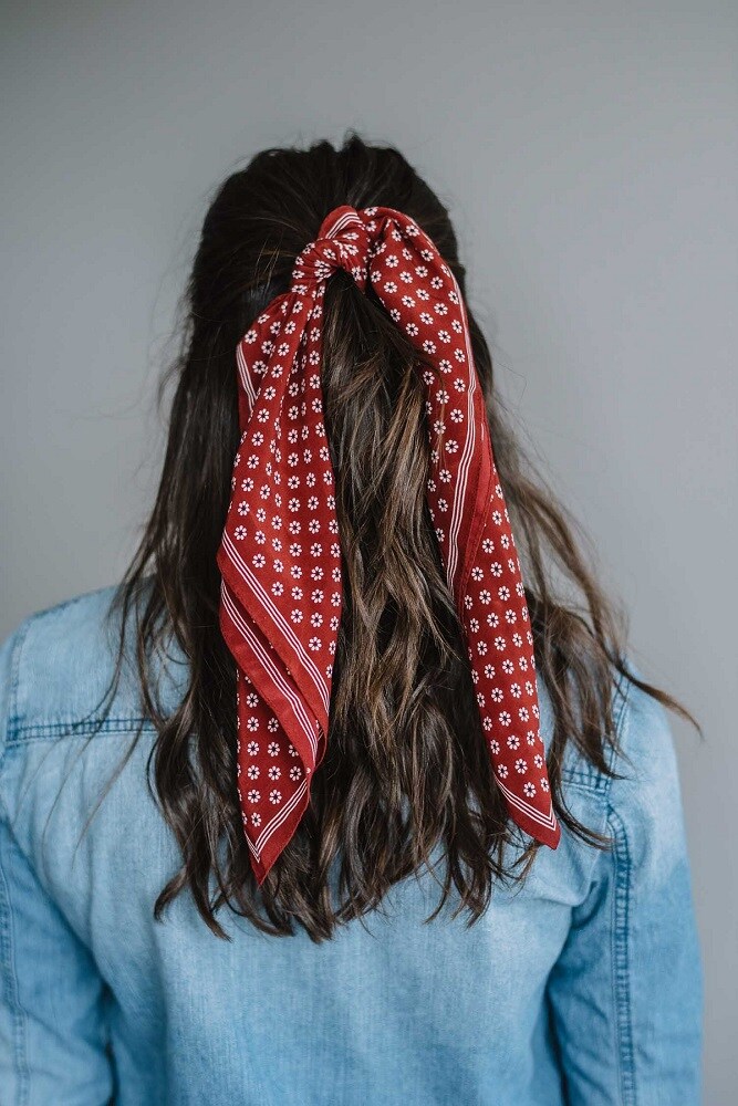 பந்தனாஸ் (Bandanas) : கோடைகாலத்தில் பந்தனாக்களை அணிவது வெளியிலுக்கு மிகவும் இதமாக இருக்கும். நீங்கள் அதனை உங்கள் தலையில் கட்டி, உங்கள் தலைமுடிக்கு கீழே முடிச்சு போட்டு, பிறகு உங்கள் தலைமுடியைக் பிரீயாக விடலாம். இது உங்கள் தலையை எல்லா வெப்பத்திலிருந்தும் காப்பாற்றுகிறது. தலைமுடியால் ஏற்படும் வியர்வையை குறைக்கிறது. மேலும் உங்களை மிகவும் நாகரீகமாக தோற்றமளிக்கச் செய்கிறது. பந்தனாவைப் பயன்படுத்துவதற்கான மற்றொரு வழி, அதை உங்கள் கழுத்தில் காட்டிக்கொள்வது. இது மேலும் உங்கள் ஆடை பாணிக்கு ஒரு அழகை சேர்க்கும். பந்தனாஸ் (Bandanas) : கோடைகாலத்தில் பந்தனாக்களை அணிவது வெளியிலுக்கு மிகவும் இதமாக இருக்கும். நீங்கள் அதனை உங்கள் தலையில் கட்டி, உங்கள் தலைமுடிக்கு கீழே முடிச்சு போட்டு, பிறகு உங்கள் தலைமுடியைக் பிரீயாக விடலாம். இது உங்கள் தலையை எல்லா வெப்பத்திலிருந்தும் காப்பாற்றுகிறது. தலைமுடியால் ஏற்படும் வியர்வையை குறைக்கிறது. மேலும் உங்களை மிகவும் நாகரீகமாக தோற்றமளிக்கச் செய்கிறது. பந்தனாவைப் பயன்படுத்துவதற்கான மற்றொரு வழி, அதை உங்கள் கழுத்தில் காட்டிக்கொள்வது. இது மேலும் உங்கள் ஆடை பாணிக்கு ஒரு அழகை சேர்க்கும்.