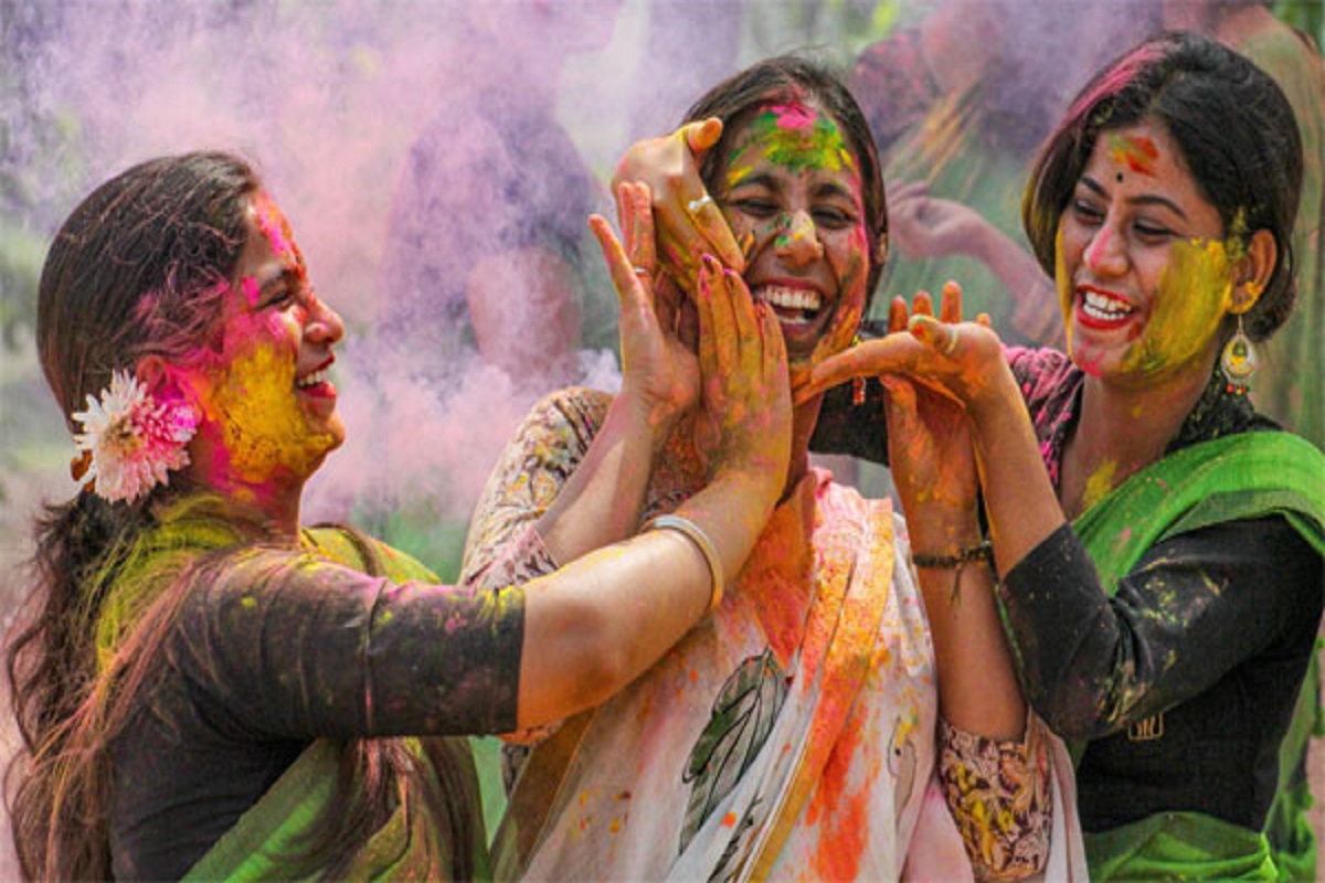 Happy Holi : ஹோலி பண்டிகை கொண்டாடுவதன் வரலாறு மற்றும் முக்கியத்துவம்