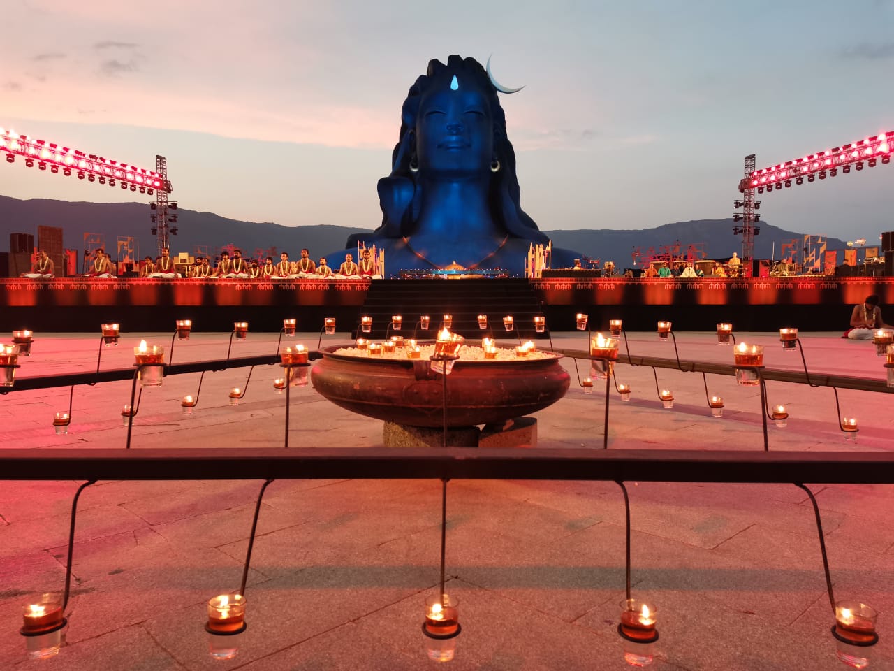 பஞ்சபூத ஆராதனை, லிங்க பைரைவி மகா ஆரத்தி, சத்குரு ஜக்கி வாசுதேவின் சொற்பொழிவு ஷம்போ தியானம், பிரம்மா முகூர்த்த மந்திரம் என பல்வேறு ஆன்மீக நிகழ்வுகள் நடைபெற்றன. விடிய விடிய பிரபல கலைஞர்களின் இசை, நடனம் மற்றும் கலாச்சார நிகழ்ச்சிகளும் நடைபெற்றது. பஞ்சபூத ஆராதனை, லிங்க பைரைவி மகா ஆரத்தி, சத்குரு ஜக்கி வாசுதேவின் சொற்பொழிவு ஷம்போ தியானம், பிரம்மா முகூர்த்த மந்திரம் என பல்வேறு ஆன்மீக நிகழ்வுகள் நடைபெற்றன. விடிய விடிய பிரபல கலைஞர்களின் இசை, நடனம் மற்றும் கலாச்சார நிகழ்ச்சிகளும் நடைபெற்றது.
