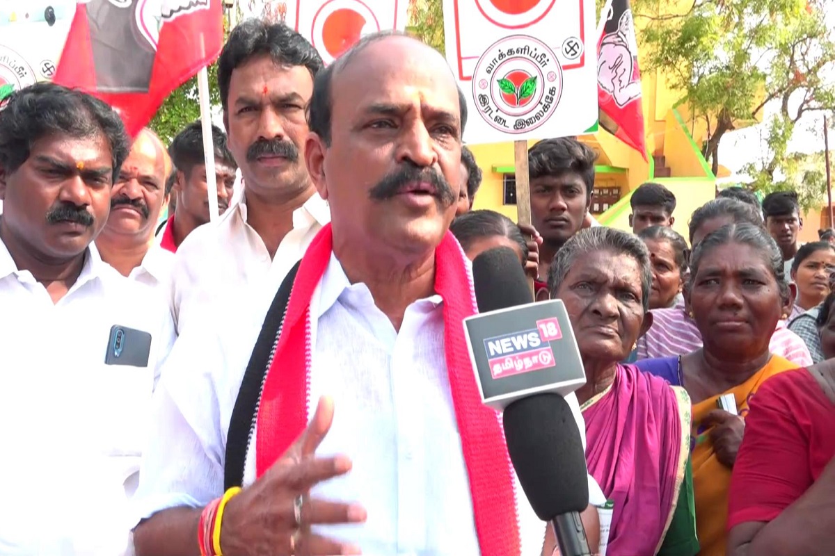 சசிகலா இரட்டை இலைக்கு வாக்களிக்க கூறியுள்ளார்