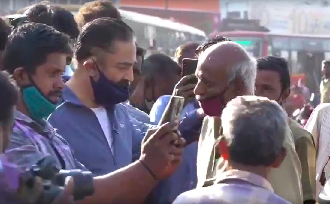 லாரிப்பேட்டையுள்ள மீன் மார்க்கெட் பகுதியில் உள்ளவர்களை சந்தித்து வாக்கு சேகரிப்பில் ஈடுபட்டார் கமல். லாரிப்பேட்டையுள்ள மீன் மார்க்கெட் பகுதியில் உள்ளவர்களை சந்தித்து வாக்கு சேகரிப்பில் ஈடுபட்டார் கமல்.