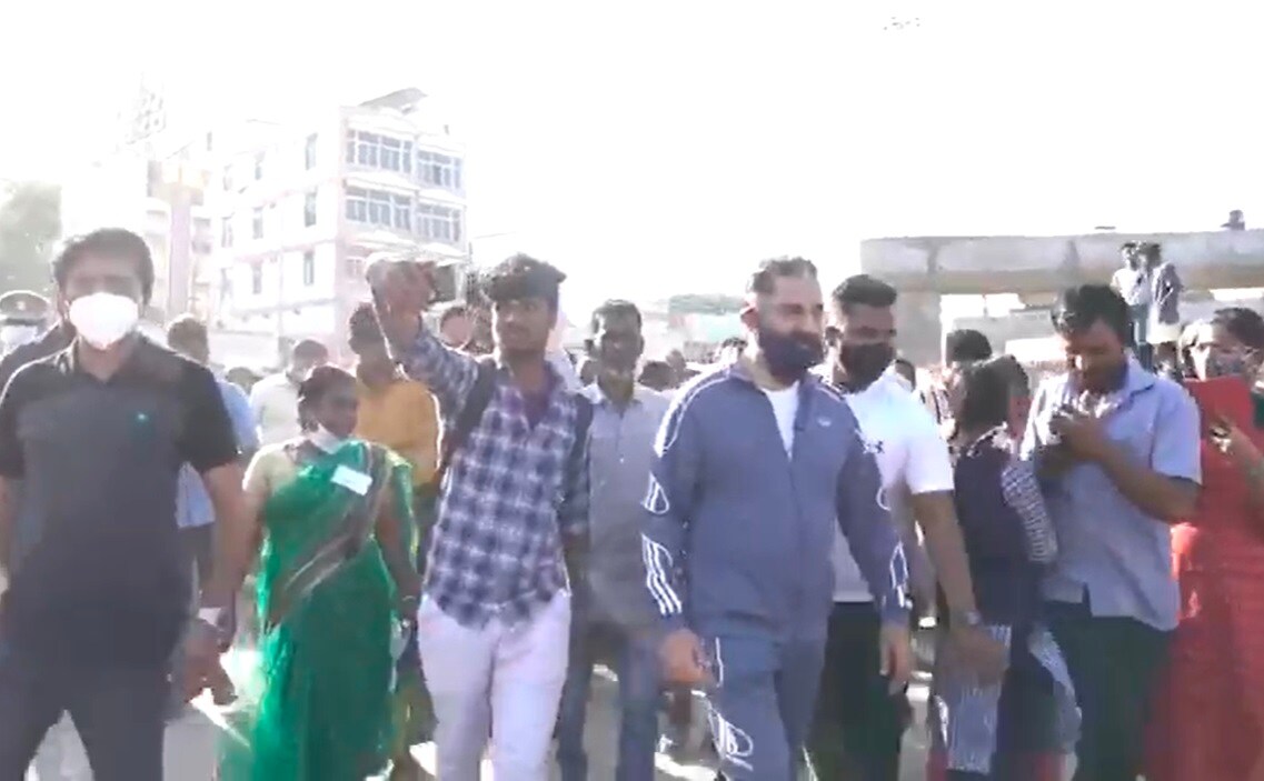 கோவை தெற்கு தொகுதி பந்தயசாலை, ராமநாதபுரம் உள்ளிட்ட பகுதிகளில் நடைபயணம் மேற்கொண்ட அவர் அப்பகுதி மக்களிடம் கலந்துரையாடினார். கோவை தெற்கு தொகுதி பந்தயசாலை, ராமநாதபுரம் உள்ளிட்ட பகுதிகளில் நடைபயணம் மேற்கொண்ட அவர் அப்பகுதி மக்களிடம் கலந்துரையாடினார்.