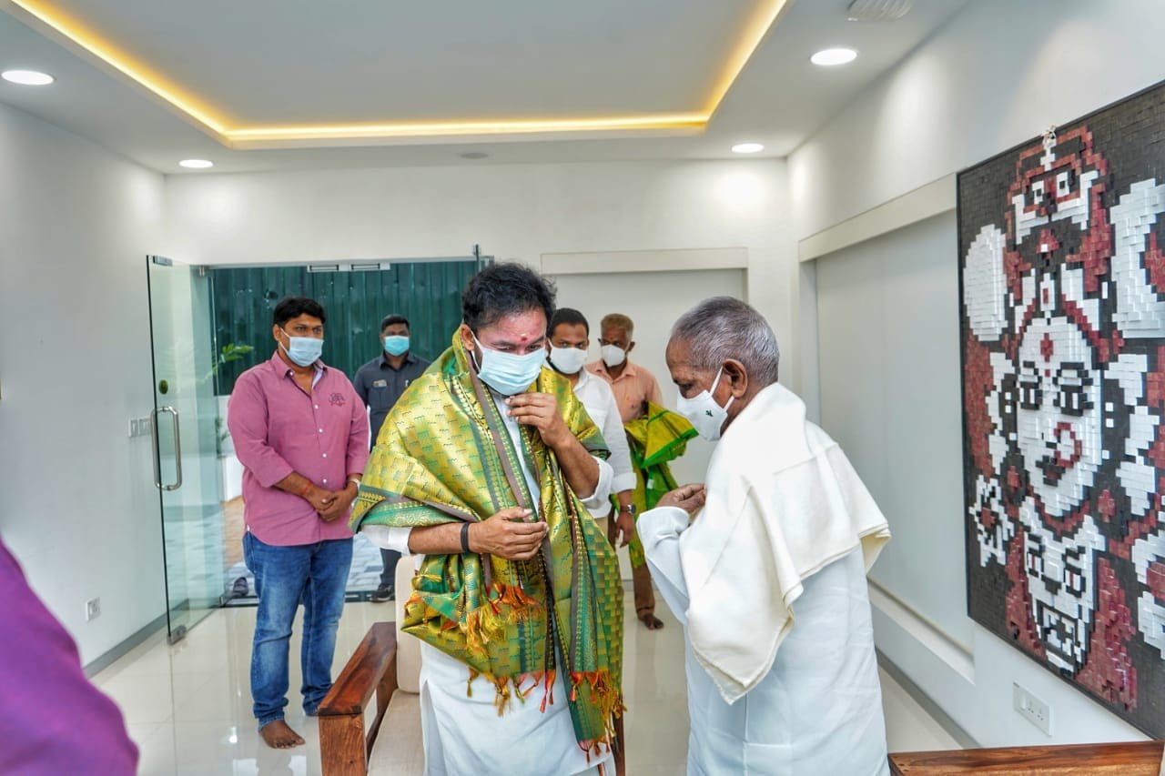 இளையராஜாவுடனான சந்திப்பின் போது எடுக்கப்பட்ட புகைப்படங்களை மத்திய அமைச்சர் கிஷன் ரெட்டி தனது ட்விட்டர் பக்கத்தில் பதிவிட்டுள்ளார். இளையராஜாவுடனான சந்திப்பின் போது எடுக்கப்பட்ட புகைப்படங்களை மத்திய அமைச்சர் கிஷன் ரெட்டி தனது ட்விட்டர் பக்கத்தில் பதிவிட்டுள்ளார்.
