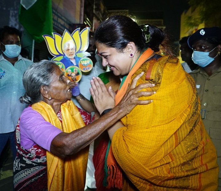 சமீபத்தில் காங்கிரஸ் கட்சியிலிருந்து விலகி பாஜகவில் இணைந்த நடிகை குஷ்பு நடைபெற இருக்கும் தமிழக சட்டப்பேரவைத் தேர்தலில் ஆயிரம் விளக்கு தொகுதியில் போட்டியிடுகிறார். சமீபத்தில் காங்கிரஸ் கட்சியிலிருந்து விலகி பாஜகவில் இணைந்த நடிகை குஷ்பு நடைபெற இருக்கும் தமிழக சட்டப்பேரவைத் தேர்தலில் ஆயிரம் விளக்கு தொகுதியில் போட்டியிடுகிறார்.