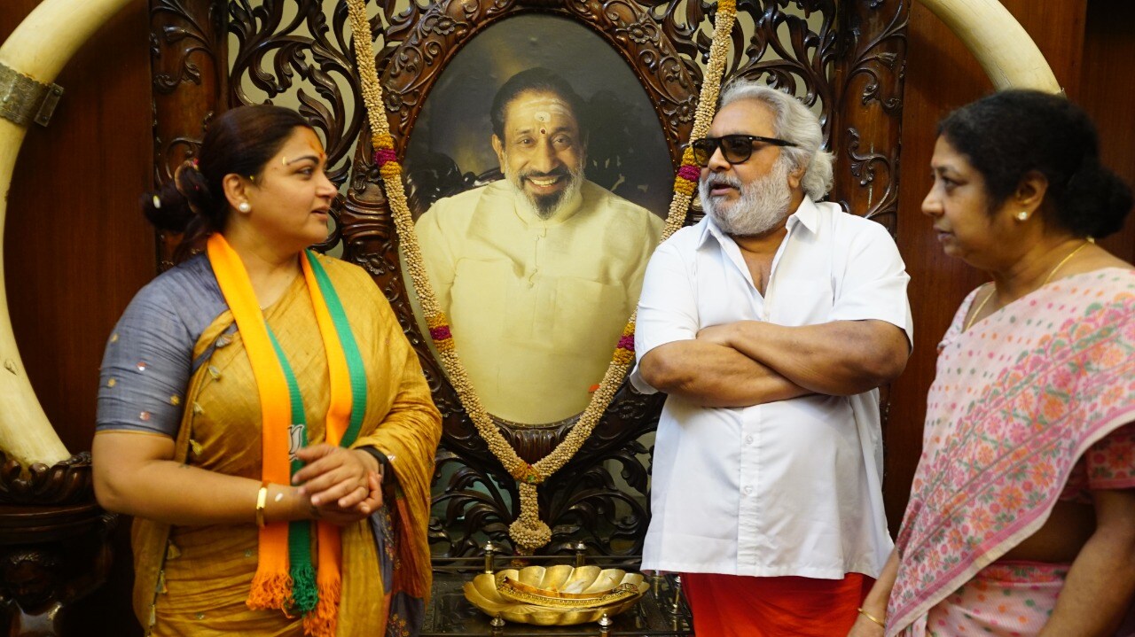 சமீபத்தில் காங்கிரஸ் கட்சியிலிருந்து விலகி பாஜகவில் இணைந்த நடிகை குஷ்பு நடைபெற இருக்கும் தமிழக சட்டப்பேரவைத் தேர்தலில் ஆயிரம் விளக்கு தொகுதியில் போட்டியிடுகிறார். சமீபத்தில் காங்கிரஸ் கட்சியிலிருந்து விலகி பாஜகவில் இணைந்த நடிகை குஷ்பு நடைபெற இருக்கும் தமிழக சட்டப்பேரவைத் தேர்தலில் ஆயிரம் விளக்கு தொகுதியில் போட்டியிடுகிறார்.