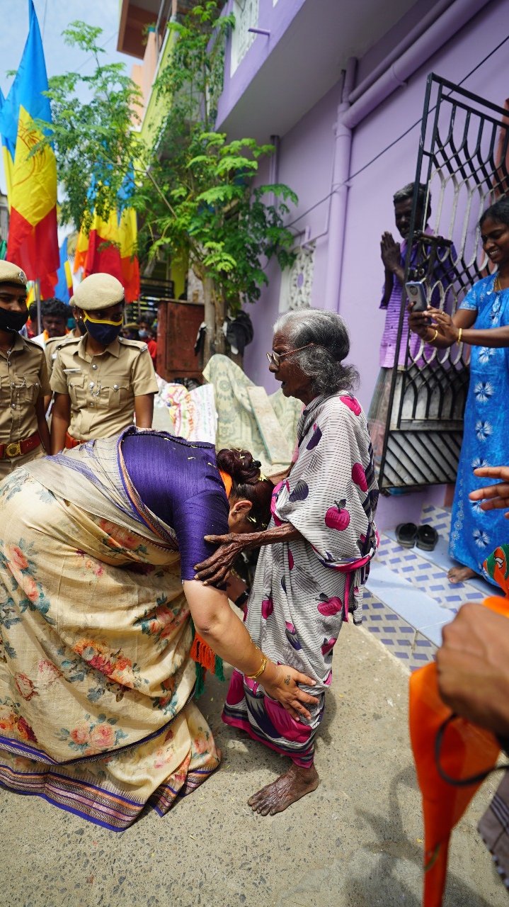 ஆயிரம் விளக்கு தொகுதியில் வீடு வீடாக சென்று தீவிர வாக்கு சேகரிப்பில் ஈடுபட்டு வருகிறார். அவருக்கு அத்தொகுதி மக்கள் சிறப்பான வரவேற்பு அளித்து வருகின்றனர். ஆயிரம் விளக்கு தொகுதியில் வீடு வீடாக சென்று தீவிர வாக்கு சேகரிப்பில் ஈடுபட்டு வருகிறார். அவருக்கு அத்தொகுதி மக்கள் சிறப்பான வரவேற்பு அளித்து வருகின்றனர்.