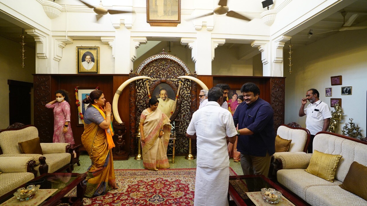 ஆயிரம் விளக்கு தொகுதியில் தீவிர அரசியல் பரப்புரையில் ஈடுபட்டு வரும் குஷ்பு மறைந்த நடிகர் திலகம் சிவாஜி கணேசன் வீட்டுக்குச் சென்று சமீபத்தில் பாஜகவில் இணைந்த சிவாஜி கணேசனின் மூத்தமகன் ராம்குமாருக்கு வாழ்த்து தெரிவித்துள்ளார். ஆயிரம் விளக்கு தொகுதியில் தீவிர அரசியல் பரப்புரையில் ஈடுபட்டு வரும் குஷ்பு மறைந்த நடிகர் திலகம் சிவாஜி கணேசன் வீட்டுக்குச் சென்று சமீபத்தில் பாஜகவில் இணைந்த சிவாஜி கணேசனின் மூத்தமகன் ராம்குமாருக்கு வாழ்த்து தெரிவித்துள்ளார்.