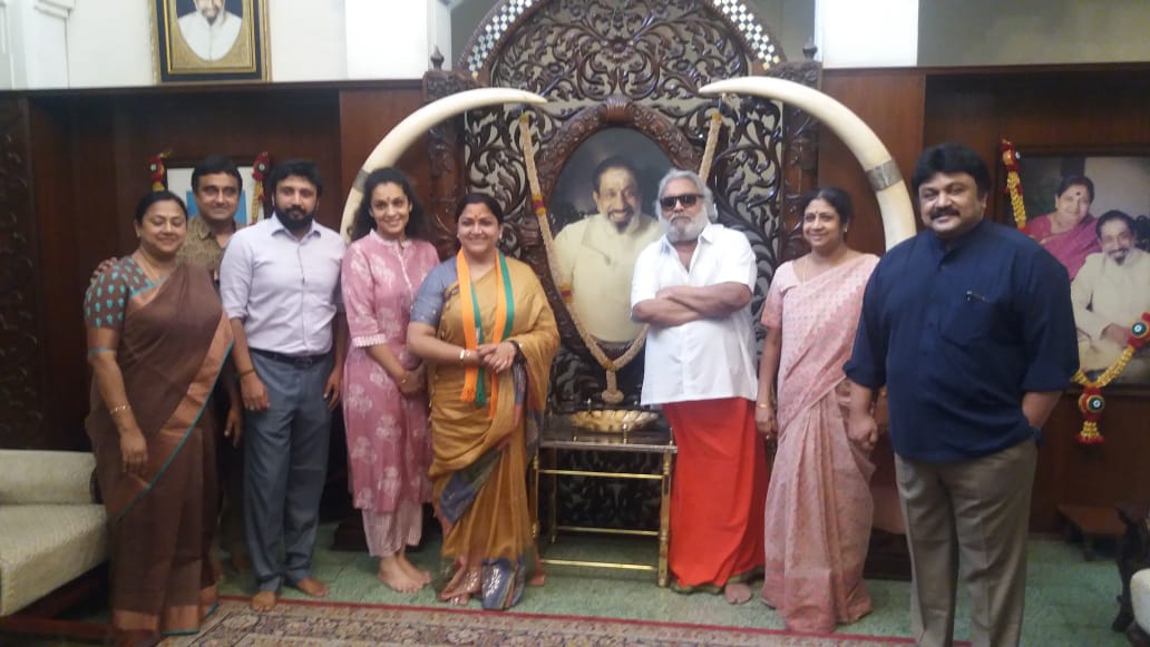 மறைந்த நடிகர் சிவாஜி கணேசன் குடும்பத்தினருடன் தான் எடுத்துக் கொண்ட புகைப்படத்தை ட்விட்டரில் பதிவிட்டு தனக்கு சிறப்பான வரவேற்பு அளித்ததாகவும் குஷ்பு தெரிவித்துள்ளார். மறைந்த நடிகர் சிவாஜி கணேசன் குடும்பத்தினருடன் தான் எடுத்துக் கொண்ட புகைப்படத்தை ட்விட்டரில் பதிவிட்டு தனக்கு சிறப்பான வரவேற்பு அளித்ததாகவும் குஷ்பு தெரிவித்துள்ளார்.