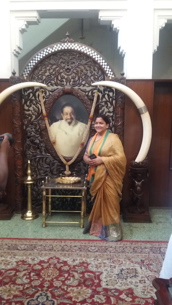 மறைந்த நடிகர் திலகத்தின் புகைப்படம் அருகே நின்று அவர் எடுத்துக் கொண்ட புகைப்படம் சோஷியல் மீடியாவில் கவனம் பெற்று வருகிறது. மறைந்த நடிகர் திலகத்தின் புகைப்படம் அருகே நின்று அவர் எடுத்துக் கொண்ட புகைப்படம் சோஷியல் மீடியாவில் கவனம் பெற்று வருகிறது.