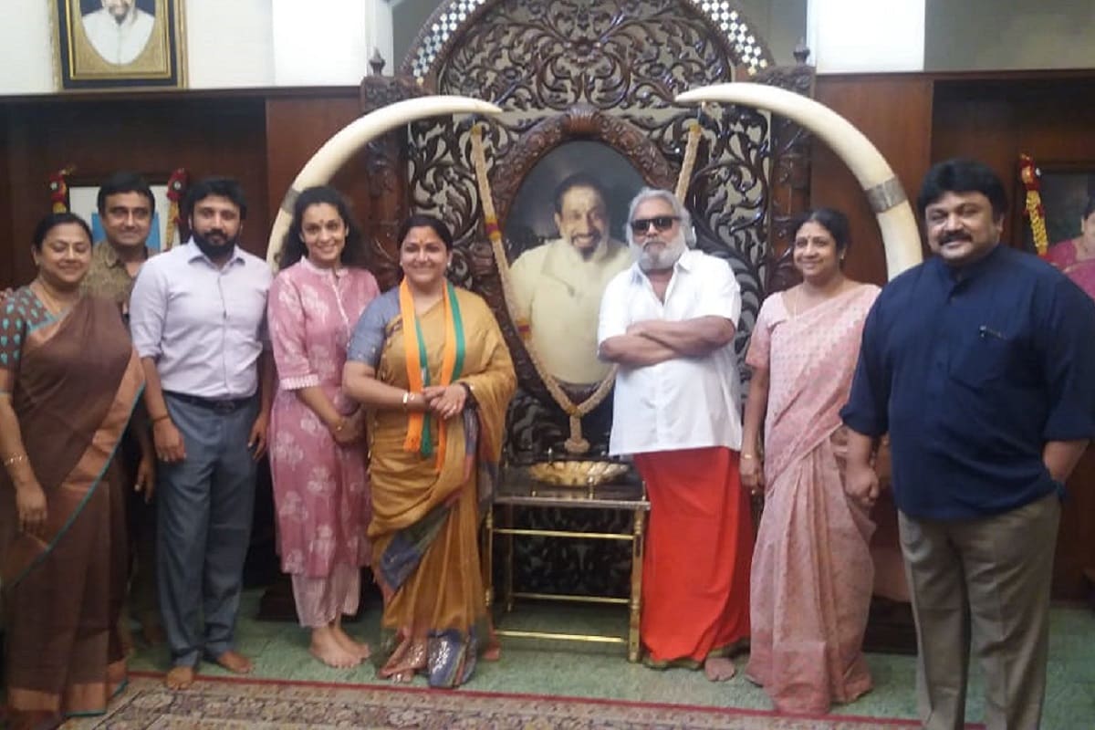 நடிகையும் ஆயிரம் விளக்கு தொகுதி பாஜக வேட்பாளருமான குஷ்பு மறைந்த நடிகர் திலகம் சிவாஜி கணேசன் வீட்டுக்கு விசிட் அடித்துள்ளார். நடிகையும் ஆயிரம் விளக்கு தொகுதி பாஜக வேட்பாளருமான குஷ்பு மறைந்த நடிகர் திலகம் சிவாஜி கணேசன் வீட்டுக்கு விசிட் அடித்துள்ளார்.