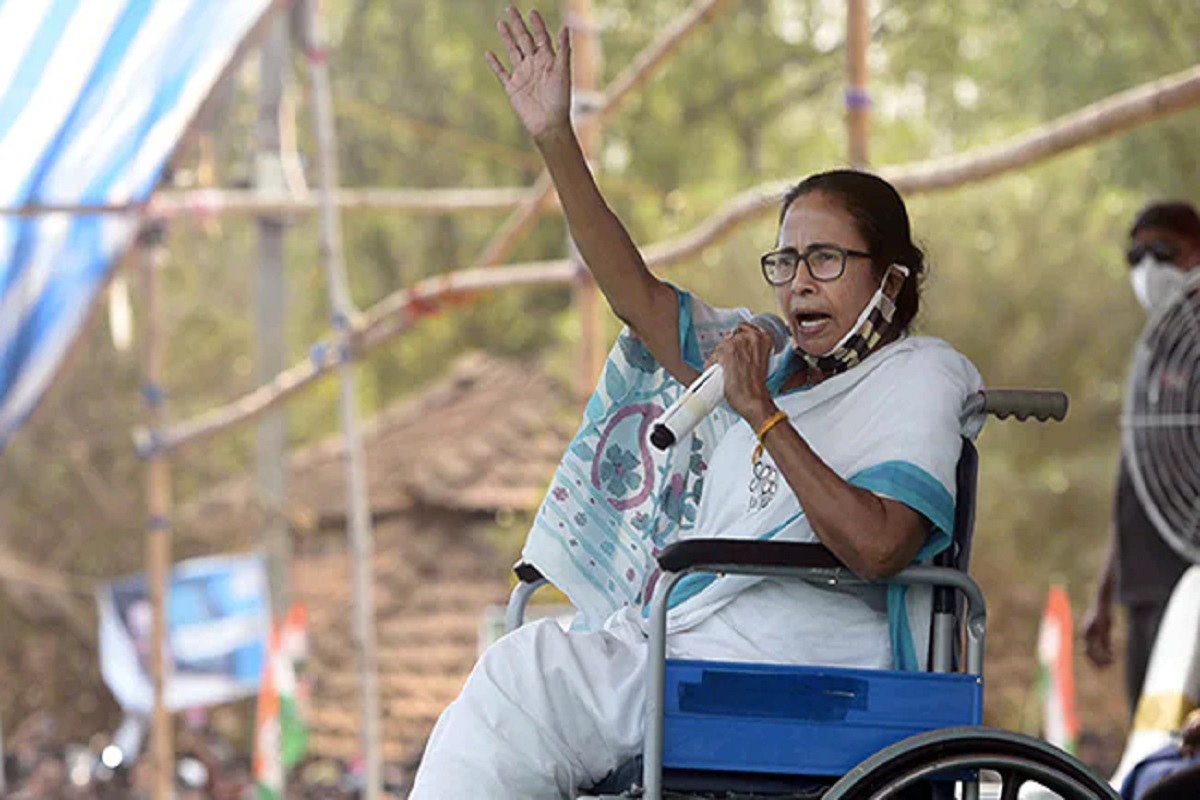டி.எம்.சி வேட்பாளர்கள் மீது தாக்குதல் நடைபெறுவதாக மம்தா பானர்ஜி புகார்