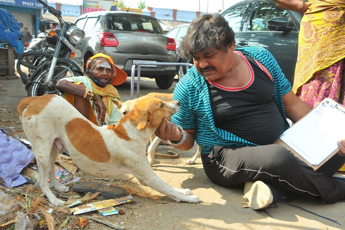 தமிழக சட்டப்பேரவைத் தேர்தல் பிரசாரத்தில் அரசியல் கட்சித் தலைவர்கள் மும்முரம் காட்டி வரும் நிலையில் தான் போட்டியிடும் தொகுதியில் முகாமிட்டுள்ளார் மன்சூர் அலிகான். தமிழக சட்டப்பேரவைத் தேர்தல் பிரசாரத்தில் அரசியல் கட்சித் தலைவர்கள் மும்முரம் காட்டி வரும் நிலையில் தான் போட்டியிடும் தொகுதியில் முகாமிட்டுள்ளார் மன்சூர் அலிகான்.