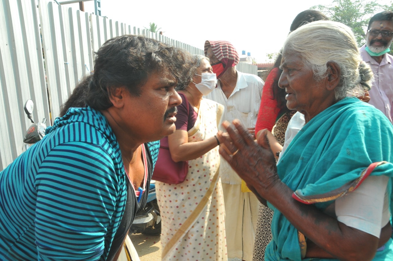 தேர்தல் பிரசாரத்துக்காக கோவை தொண்டாமுத்தூரில் முகாமிட்டிருக்கும் நடிகர் மன்சூர் அலிகான் இன்று பேரூர் பட்டீஸ்வரர் கோவிலிருந்து தனது பிரசாரத்தை துவங்கி, பொதுமக்களிடம் குறைகளை கேட்டு எழுதிக்கொண்டார். அப்போது கோவில் அருகே இருந்த கடை வியாபாரிகளை சந்தித்து, தொகுதியில் உள்ள குறைகளை பற்றி கேட்டறிந்தார். அப்போது அங்கிருந்த பூக்கடை வியாபாரி பெண்ணிடம் பேசிய போது, எங்கள் தொகுதியில் எந்த பிரச்சனையும் இல்லை மகிழ்ச்சியாக இருக்கிறோம் எனக் கூறினார். தேர்தல் பிரசாரத்துக்காக கோவை தொண்டாமுத்தூரில் முகாமிட்டிருக்கும் நடிகர் மன்சூர் அலிகான் இன்று பேரூர் பட்டீஸ்வரர் கோவிலிருந்து தனது பிரசாரத்தை துவங்கி, பொதுமக்களிடம் குறைகளை கேட்டு எழுதிக்கொண்டார். அப்போது கோவில் அருகே இருந்த கடை வியாபாரிகளை சந்தித்து, தொகுதியில் உள்ள குறைகளை பற்றி கேட்டறிந்தார். அப்போது அங்கிருந்த பூக்கடை வியாபாரி பெண்ணிடம் பேசிய போது, எங்கள் தொகுதியில் எந்த பிரச்சனையும் இல்லை மகிழ்ச்சியாக இருக்கிறோம் எனக் கூறினார்.