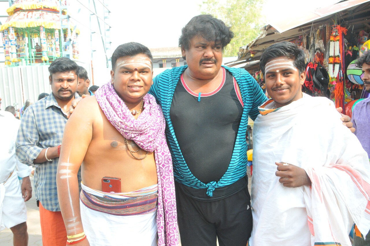 இதற்கு பதிலளித்த மன்சூர் அலிகான் நீங்கள் பூக்கடை வைத்து நன்றாக தான் உள்ளீர்கள் ஆனால் நாட்டில் வேலையில்லாமல் இருப்பது உங்களுக்கு தெரியுமா என கேட்டார். இதற்கு பதிலளித்த மன்சூர் அலிகான் நீங்கள் பூக்கடை வைத்து நன்றாக தான் உள்ளீர்கள் ஆனால் நாட்டில் வேலையில்லாமல் இருப்பது உங்களுக்கு தெரியுமா என கேட்டார்.