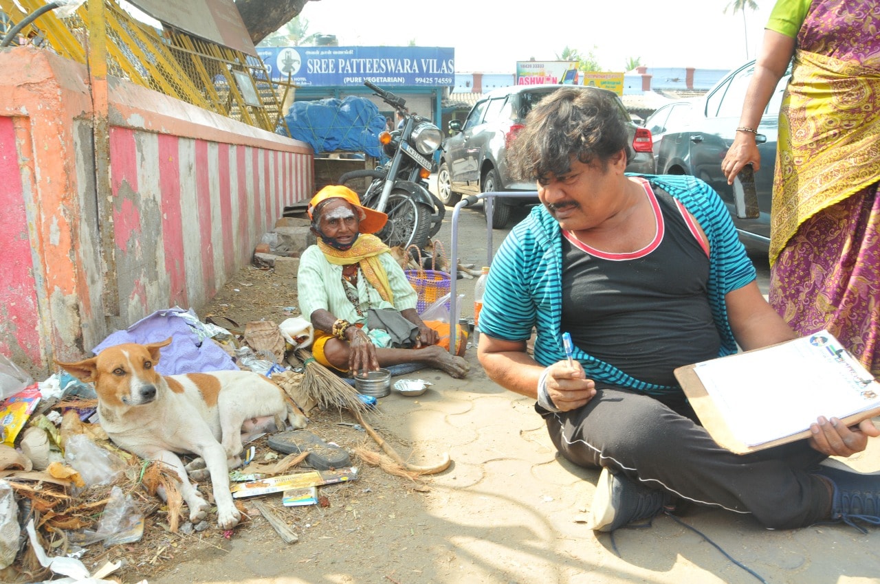 பின்னர் பேரூர் கோவில் எதிரே குப்பைகள் கொட்டப்பட்ட இடத்தில் அமர்ந்து யார் இதை சுத்தம் செய்ய உத்தவிடும் அதிகாரி, வட்டம், மாவட்டம் எல்லாம் எங்கே என்றவாறு அங்கே படுத்திருந்த தெரு நாயிடம் நீ குப்பையை போட்டாயா என பேசிக்கொண்டிருந்தார். பின் அவ்வழியாக வரும் பொதுமக்களிடமும் பெயர் விலாசம் மற்றும் தொகுதி குறைகளை எழுதி வைத்துக் கொண்டார். பின்னர் பேரூர் கோவில் எதிரே குப்பைகள் கொட்டப்பட்ட இடத்தில் அமர்ந்து யார் இதை சுத்தம் செய்ய உத்தவிடும் அதிகாரி, வட்டம், மாவட்டம் எல்லாம் எங்கே என்றவாறு அங்கே படுத்திருந்த தெரு நாயிடம் நீ குப்பையை போட்டாயா என பேசிக்கொண்டிருந்தார். பின் அவ்வழியாக வரும் பொதுமக்களிடமும் பெயர் விலாசம் மற்றும் தொகுதி குறைகளை எழுதி வைத்துக் கொண்டார்.