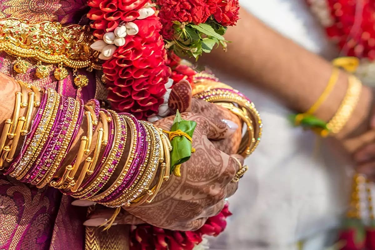 திருமணம் என்பது இருவேறு குடும்பங்கள், பழக்க வழக்கங்கள், மனிதர்கள் என அனைவரும் ஒன்றாக சங்கமித்து வாழ்நாள் முழுவதும் ஒருவரை ஒருவர் தாங்கி நின்று, கொண்டாட வேண்டிய உறவுகளை ஏற்படுத்தும் ஒன்றாகும். இது வெறும் சடங்காக பார்க்கப்படுவதில்லை. திருமணத்தின் புனிதமான பிணைப்பானது இரு நபர்களை மட்டுமின்றி அவர்களது குடும்பத்தினரையும் மத ரீதியாக இணைக்கிறது. பல ஆண்டுகளாக திருமண சடங்குகள் மற்றும் மரபுகள் பின்பற்றப்பட்டு வருகின்றன. திருமணம் என்பது இருவேறு குடும்பங்கள், பழக்க வழக்கங்கள், மனிதர்கள் என அனைவரும் ஒன்றாக சங்கமித்து வாழ்நாள் முழுவதும் ஒருவரை ஒருவர் தாங்கி நின்று, கொண்டாட வேண்டிய உறவுகளை ஏற்படுத்தும் ஒன்றாகும். இது வெறும் சடங்காக பார்க்கப்படுவதில்லை. திருமணத்தின் புனிதமான பிணைப்பானது இரு நபர்களை மட்டுமின்றி அவர்களது குடும்பத்தினரையும் மத ரீதியாக இணைக்கிறது. பல ஆண்டுகளாக திருமண சடங்குகள் மற்றும் மரபுகள் பின்பற்றப்பட்டு வருகின்றன.