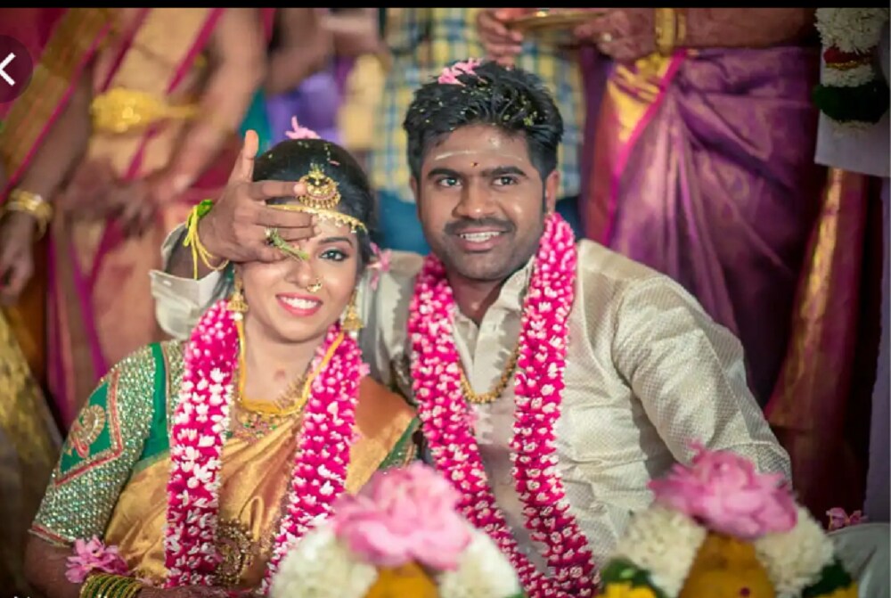 வியாழன்: வியாழக்கிழமை பல கடவுளர்களுக்கு உகந்த நாள் என்பதால் அன்று நாம் சந்தனத்தையும், குங்குமத்தையும் நெற்றியில் இட்டுக் கொள்ள வேண்டும். வியாழன்: வியாழக்கிழமை பல கடவுளர்களுக்கு உகந்த நாள் என்பதால் அன்று நாம் சந்தனத்தையும், குங்குமத்தையும் நெற்றியில் இட்டுக் கொள்ள வேண்டும்.