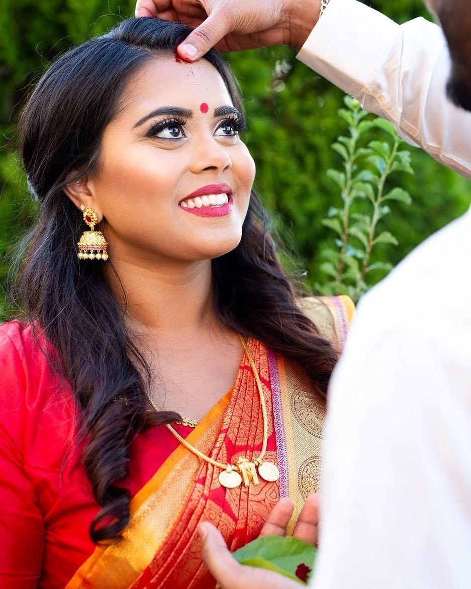 திருமணமான பெண்கள் இதுபோல் குங்குமத்தை தலையில் வைத்து கொள்வதால் அவர்களின் கணவன்மார்களின் ஆயுள் நீளும் என்று ஒரு ஐதீகம். குங்குமத்தின் நிறமான சிவப்பு என்பது இந்து கடவுள் பார்வதி தேவியின் அம்சமாகும். பெண்கள் குங்குமத்தை அணிந்து கொள்கிற போது பார்வதி தேவியின் பரிபூரண அருளை பெறுவார்கள் என்று சொல்லப்படுகிறது. விரலி மஞ்சள், வெண்காரம், படிகாரம், கஸ்தூரி மஞ்சள் ஆகியன சேர்த்து அரைக்கபட்ட பொடியுடன் நல்லெண்ணய் கலக்கி இயற்கை முறையில் குங்குமம் தயாரிக்கப்படுகிறது. திருமணமான பெண்கள் திருமணத்தின் போதும் திருமணத்திற்கு பின்னாலும் இந்த குங்குமத்தை ஏன் தலையில் வைத்துக் கொள்கிறார்கள் என்பது பற்றித்தான் இந்த பதிவில் நாம் காண இருக்கிறோம். திருமணமான பெண்கள் இதுபோல் குங்குமத்தை தலையில் வைத்து கொள்வதால் அவர்களின் கணவன்மார்களின் ஆயுள் நீளும் என்று ஒரு ஐதீகம். குங்குமத்தின் நிறமான சிவப்பு என்பது இந்து கடவுள் பார்வதி தேவியின் அம்சமாகும். பெண்கள் குங்குமத்தை அணிந்து கொள்கிற போது பார்வதி தேவியின் பரிபூரண அருளை பெறுவார்கள் என்று சொல்லப்படுகிறது. விரலி மஞ்சள், வெண்காரம், படிகாரம், கஸ்தூரி மஞ்சள் ஆகியன சேர்த்து அரைக்கபட்ட பொடியுடன் நல்லெண்ணய் கலக்கி இயற்கை முறையில் குங்குமம் தயாரிக்கப்படுகிறது. திருமணமான பெண்கள் திருமணத்தின் போதும் திருமணத்திற்கு பின்னாலும் இந்த குங்குமத்தை ஏன் தலையில் வைத்துக் கொள்கிறார்கள் என்பது பற்றித்தான் இந்த பதிவில் நாம் காண இருக்கிறோம்.