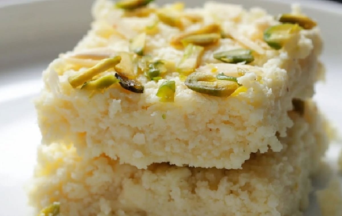கலகண்ட் : உங்கள் கெட்டுப்போன பாலில் 1 தேக்கரண்டி எலுமிச்சை சாறு சேர்த்து, சில நிமிடங்கள் வேகவைத்து பாலில் பன்னீர் கட்டிகள் உருவாகின்றன என்பதை உறுதிப்படுத்திக் கொள்ளுங்கள். இப்போது, அதிலிருக்கும் தண்ணீர் முழுவதையும் வடிகட்டி விடுங்கள். வடிகட்டியபிறகு அதனை ஒரு பாத்திரத்தில் வைக்கவும். இப்போது, ஒரு பாத்திரத்தில் 4 கப் நல்ல பால் சேர்த்து, அது 2 கப் அளவுக்கு வரும் வரை வேகவைக்கவும். பின்னர் வடிகட்டப்பட்ட பன்னீரை சேர்க்கவும். அந்த கலவை கெட்டியாகி, மென்மையான மாவாக மாறும் வரை கிளறவும். இப்போது சர்க்கரை சேர்த்து நன்கு கலக்கவும். அதில் சிறிய கட்டிகள் உருவாக ஆரம்பித்தால், உங்கள் கலக்கண்ட் கலவை தயாராக உள்ளது என்று அர்த்தம். அதனை ஒரு வெண்ணை தடவப்பட்ட தட்டில் ஊற்றி பரப்பவும். பின்பு அதை குளிர வைத்து விட்டு சிறு, சிறு துண்டுகளாக வெட்டி சாப்பிடுங்கள். கலகண்ட் : உங்கள் கெட்டுப்போன பாலில் 1 தேக்கரண்டி எலுமிச்சை சாறு சேர்த்து, சில நிமிடங்கள் வேகவைத்து பாலில் பன்னீர் கட்டிகள் உருவாகின்றன என்பதை உறுதிப்படுத்திக் கொள்ளுங்கள். இப்போது, அதிலிருக்கும் தண்ணீர் முழுவதையும் வடிகட்டி விடுங்கள். வடிகட்டியபிறகு அதனை ஒரு பாத்திரத்தில் வைக்கவும். இப்போது, ஒரு பாத்திரத்தில் 4 கப் நல்ல பால் சேர்த்து, அது 2 கப் அளவுக்கு வரும் வரை வேகவைக்கவும். பின்னர் வடிகட்டப்பட்ட பன்னீரை சேர்க்கவும். அந்த கலவை கெட்டியாகி, மென்மையான மாவாக மாறும் வரை கிளறவும். இப்போது சர்க்கரை சேர்த்து நன்கு கலக்கவும். அதில் சிறிய கட்டிகள் உருவாக ஆரம்பித்தால், உங்கள் கலக்கண்ட் கலவை தயாராக உள்ளது என்று அர்த்தம். அதனை ஒரு வெண்ணை தடவப்பட்ட தட்டில் ஊற்றி பரப்பவும். பின்பு அதை குளிர வைத்து விட்டு சிறு, சிறு துண்டுகளாக வெட்டி சாப்பிடுங்கள்.