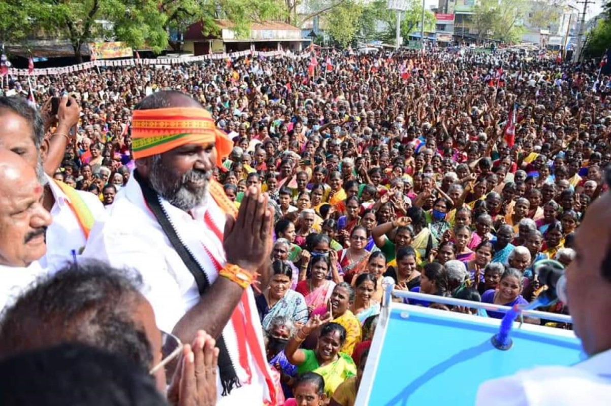 செங்கோல் எடப்பாடிக்கு, செங்கல் ஸ்டாலினுக்கு