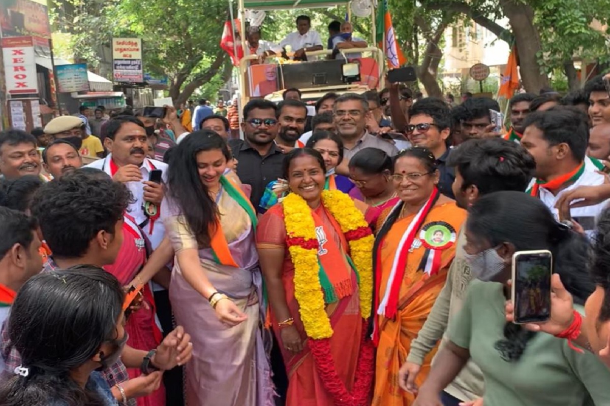 நமீதா பிரச்சாரத்தின் போது சொந்த கட்சியினரை கலாய்த்த வானதி சீனிவாசன்
