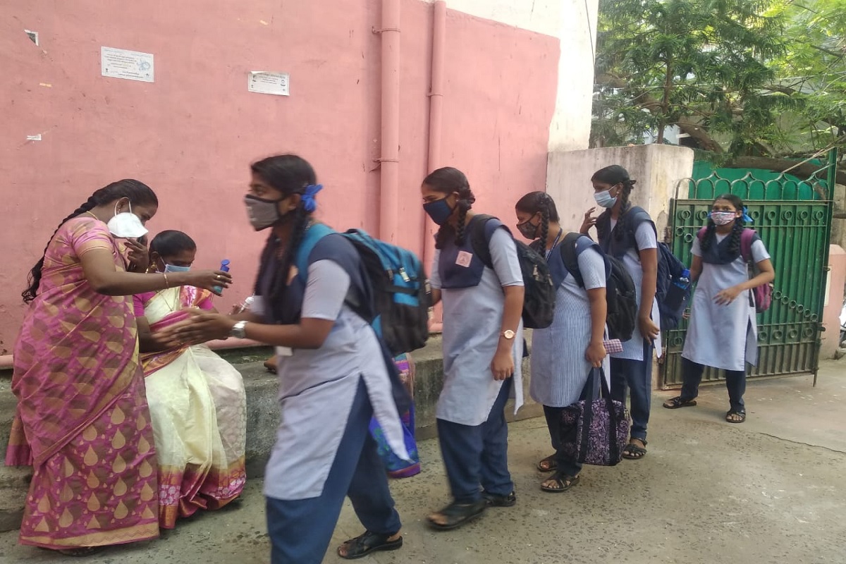  பள்ளிக்கல்வித்துறை ஆணையர் நந்தகுமாா் அனைத்து மாவட்ட முதன்மைக் கல்வி அலுவலர்களுக்கு அனுப்பி உள்ள கடிதத்தில், தமிழகத்தில் கரோனா தொற்றின் காரணமாக 2021 ஏப்ரல் 24 தேதி முதல் பள்ளிகள் மீண்டும் முடப்பட்டன.