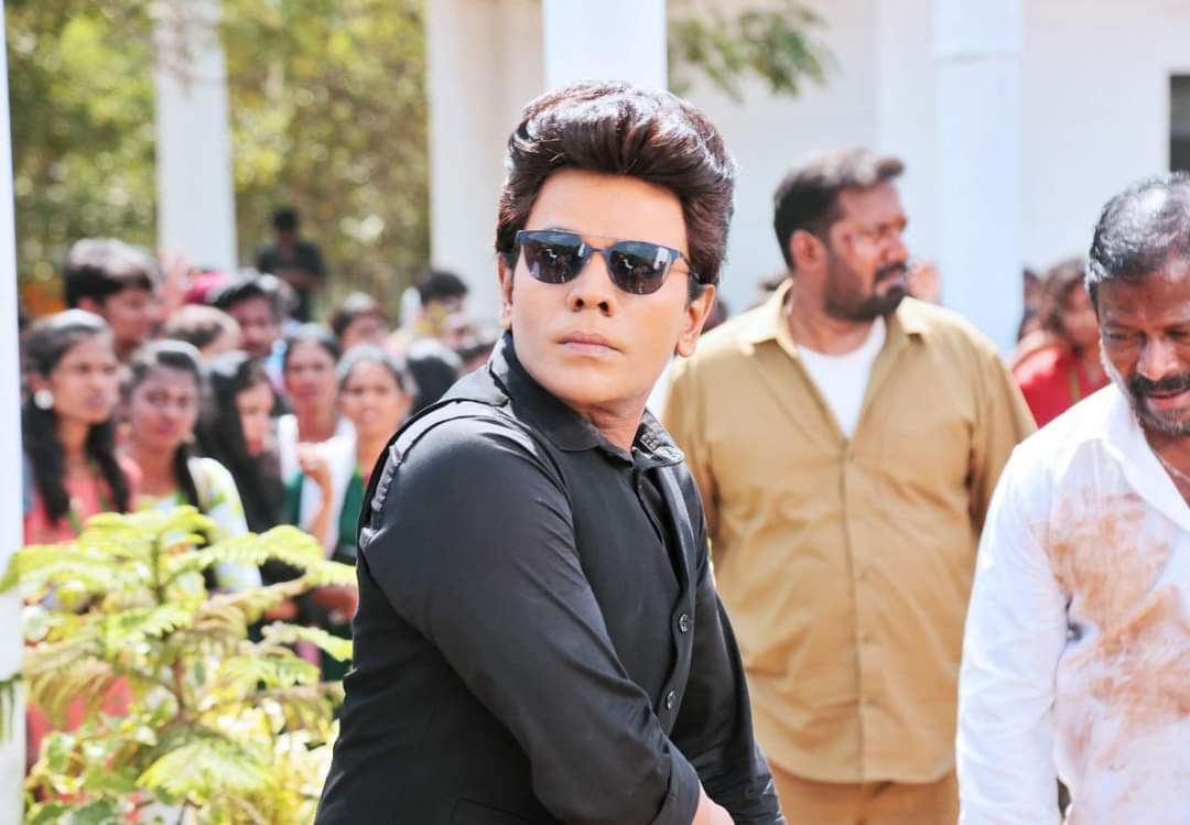 தற்போது அருள் சரவணன் நடிக்கும் படத்தின் ஷூட்டிங் மும்முரமாக நடைபெற்று வரும் நிலையில் படப்பிடிப்பின் போது எடுக்கப்பட்ட புகைப்படங்களை படக்குழு வெளியிட்டுள்ளது. தற்போது அருள் சரவணன் நடிக்கும் படத்தின் ஷூட்டிங் மும்முரமாக நடைபெற்று வரும் நிலையில் படப்பிடிப்பின் போது எடுக்கப்பட்ட புகைப்படங்களை படக்குழு வெளியிட்டுள்ளது.