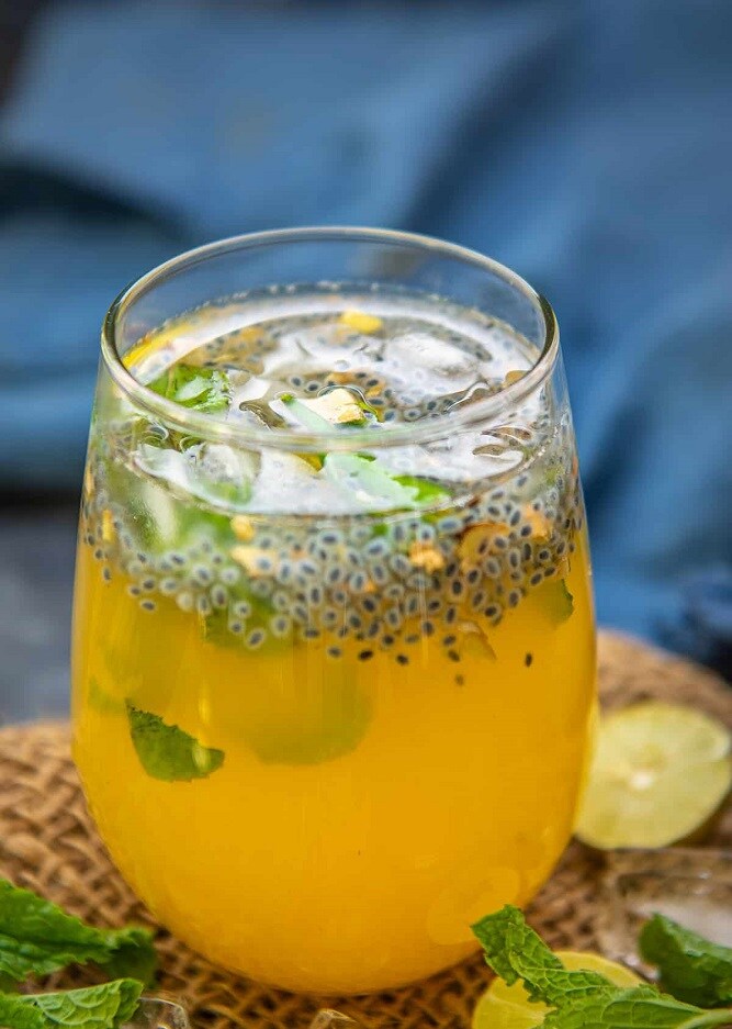 சர்பத் : கோடை வெப்பத்தையும், சிறுநீர்க்கடுப்பையும் போக்கும் நன்னாரி சர்பத் வீட்டிலேயே தயாரிக்கலாம். குறிப்பாக நன்னாரி சர்பத் சிறப்பானது. அதிக குளிர்ச்சித்தன்மை நிறைந்த இவற்றின் வேர் இனிப்பும், சிறு கசப்பும் கொண்டது. இவை உடலில் இருக்கும் வெப்பத்தை அகற்ற உதவும். மேலும் அனைத்து விதமான கோடை கால பிரச்னைகளையும் சரி செய்து, உடை குளிர்ச்சியாகவும் நீரேற்றமாகவும் வைத்து கொள்ள உதவுகிறது. நன்னாரி சர்பத்துடன், எலுமிச்சை சாறு கலந்து அருந்தலாம். சர்பத் : கோடை வெப்பத்தையும், சிறுநீர்க்கடுப்பையும் போக்கும் நன்னாரி சர்பத் வீட்டிலேயே தயாரிக்கலாம். குறிப்பாக நன்னாரி சர்பத் சிறப்பானது. அதிக குளிர்ச்சித்தன்மை நிறைந்த இவற்றின் வேர் இனிப்பும், சிறு கசப்பும் கொண்டது. இவை உடலில் இருக்கும் வெப்பத்தை அகற்ற உதவும். மேலும் அனைத்து விதமான கோடை கால பிரச்னைகளையும் சரி செய்து, உடை குளிர்ச்சியாகவும் நீரேற்றமாகவும் வைத்து கொள்ள உதவுகிறது. நன்னாரி சர்பத்துடன், எலுமிச்சை சாறு கலந்து அருந்தலாம்.
