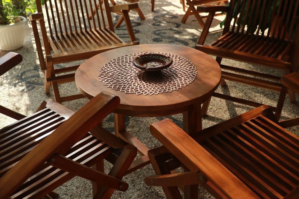2. தேக்கு மரம் (Teak) : தேக்கு மரம் வெப்பமண்டல வன்மரகத்தில் ஒன்றான வேர்பெனேசியேயைச் சேர்ந்தது. இது வெயிலின் ஒளியை அதிகம் விரும்புவதால் தமிழகத்தில் செழித்து வளரக்கூடியதாக உள்ளது. பெரும்பாலும் 30 முதல் 40 மீட்டர் உயரம் வரை வளரக்கூடியது. தேக்கு பிரபலமாக பயன்படுத்தப்படும் மர வகைகளில் ஒன்றாகும். இது கட்டில், கதவுகள் மற்றும் பீரோக்கள் தயாரிக்கவும் பயன்படுத்தப்படுகிறது, மேலும் இது ஈரப்பதம் மற்றும் வானிலைக்கு பெரிதும் ஆதரவாக இருக்கிறது. 2. தேக்கு மரம் (Teak) : தேக்கு மரம் வெப்பமண்டல வன்மரகத்தில் ஒன்றான வேர்பெனேசியேயைச் சேர்ந்தது. இது வெயிலின் ஒளியை அதிகம் விரும்புவதால் தமிழகத்தில் செழித்து வளரக்கூடியதாக உள்ளது. பெரும்பாலும் 30 முதல் 40 மீட்டர் உயரம் வரை வளரக்கூடியது. தேக்கு பிரபலமாக பயன்படுத்தப்படும் மர வகைகளில் ஒன்றாகும். இது கட்டில், கதவுகள் மற்றும் பீரோக்கள் தயாரிக்கவும் பயன்படுத்தப்படுகிறது, மேலும் இது ஈரப்பதம் மற்றும் வானிலைக்கு பெரிதும் ஆதரவாக இருக்கிறது.