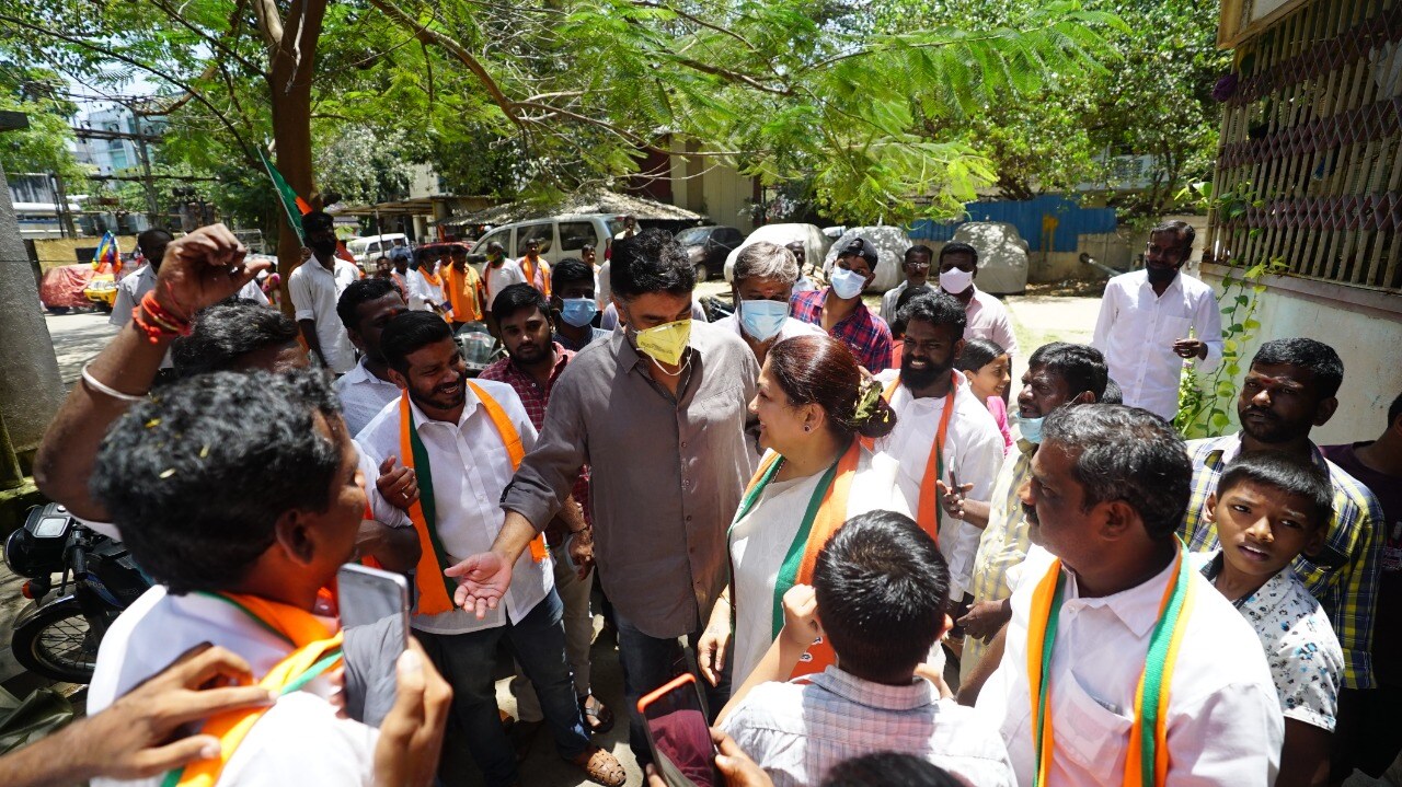 இந்நிலையில் தனது மனைவிக்காக முதன்முறையாக தேர்தல் பிரசாரத்தில் ஈடுபட்டுள்ளார் நடிகரும் இயக்குநருமான சுந்தர்.சி இந்நிலையில் தனது மனைவிக்காக முதன்முறையாக தேர்தல் பிரசாரத்தில் ஈடுபட்டுள்ளார் நடிகரும் இயக்குநருமான சுந்தர்.சி