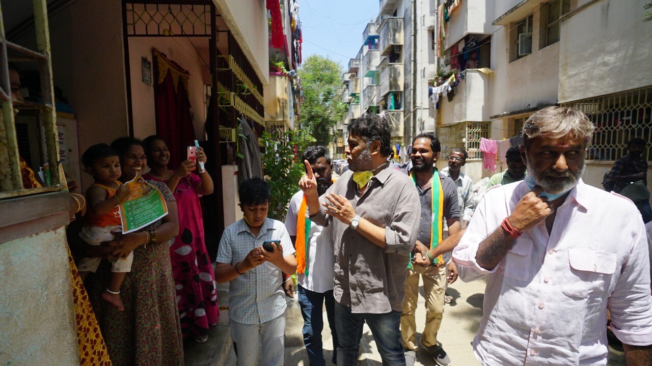 குஷ்பு திமுக, காங்கிரஸ், பாஜக என தொடர்ந்து அரசியல் கட்சிகளில் இணைந்து பணியாற்றி வரும் நிலையில் சுந்தர். சி அரசியல் கட்சிகளில் தங்களை இணைத்துக் கொள்ளவில்லை. குஷ்பு திமுக, காங்கிரஸ், பாஜக என தொடர்ந்து அரசியல் கட்சிகளில் இணைந்து பணியாற்றி வரும் நிலையில் சுந்தர். சி அரசியல் கட்சிகளில் தங்களை இணைத்துக் கொள்ளவில்லை.