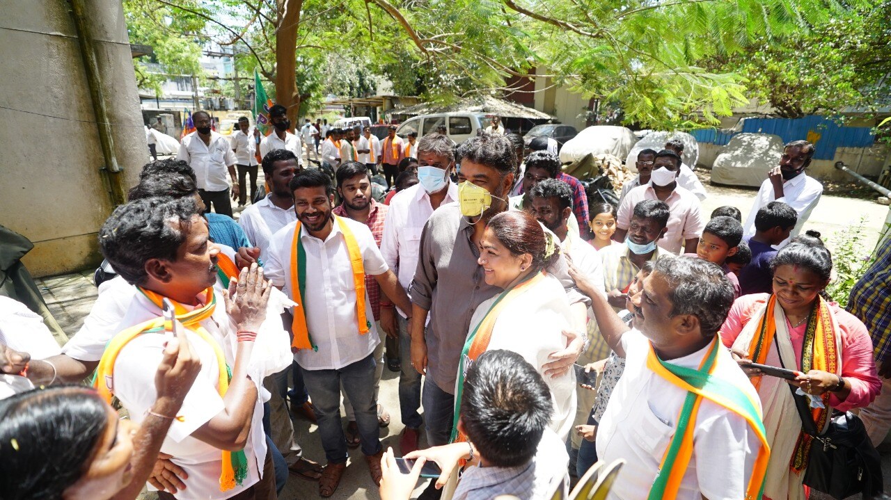 முதன்முறையாக தனது மனைவி தொகுதி போட்டியிடும் தொகுதியில் அதிமுக பாஜக கூட்டணிக்கு ஆதரவாக சுந்தர்.சி பிரசாரம் மேற்கொண்டிருப்பதும் குறிப்பிடத்தக்கது. முதன்முறையாக தனது மனைவி தொகுதி போட்டியிடும் தொகுதியில் அதிமுக பாஜக கூட்டணிக்கு ஆதரவாக சுந்தர்.சி பிரசாரம் மேற்கொண்டிருப்பதும் குறிப்பிடத்தக்கது.
