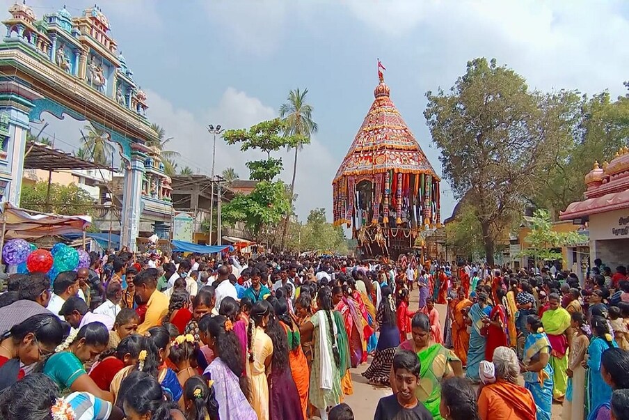 திருவெண்காடு புதன் ஸ்தலத்தில் இந்திர திருவிழாவை முன்னிட்டு தேரோட்ட திருவிழா வெகு விமர்சியாக நடைபெற்றது. திரளான பக்தர்கள் தேரை வடம் பிடித்து இழுத்தனர்.