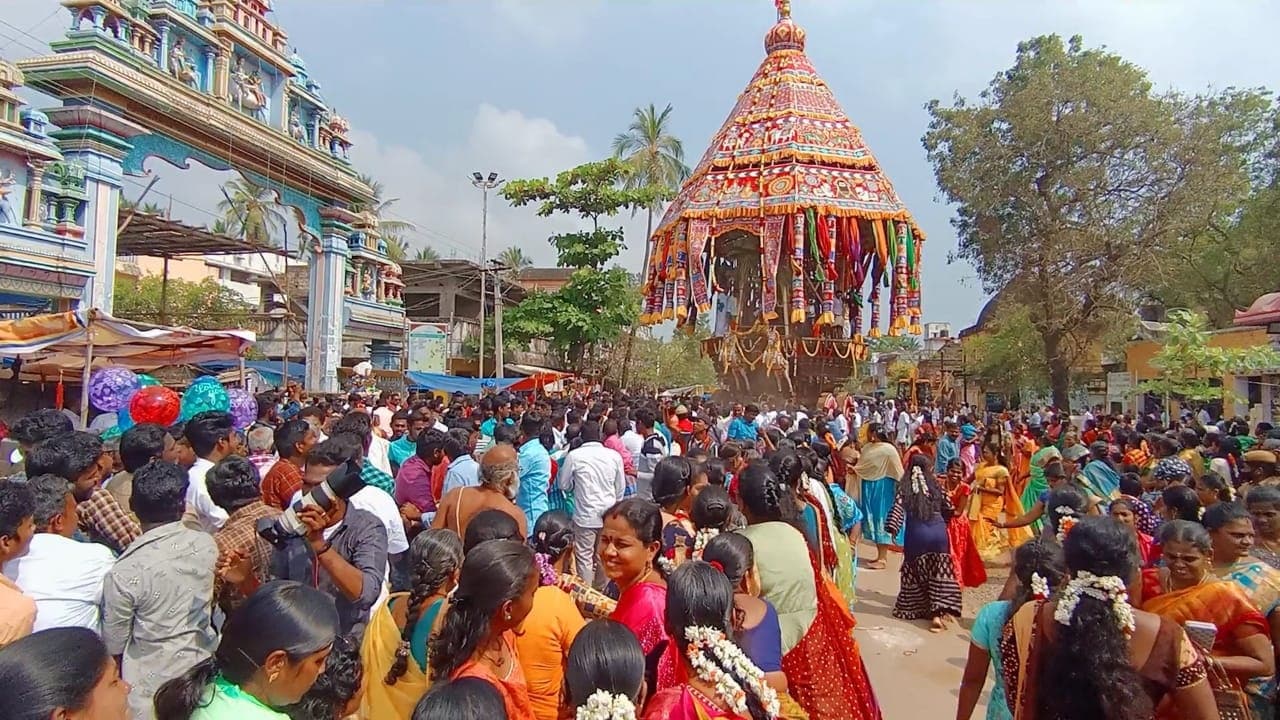 மயிலாடுதுறை மாவட்டம், சீர்காழி அருகே திருவெண்காட்டில் பிரம்ம வித்யாம்பிகை சமேத சுவேதாரண்யேஸ்வரா் கோயில் அமைந்துள்ளது. இக்கோயில் காசிக்கு இணையான 6 கோயில்களில் முதன்மையான திருக்கோயிலாகவும், சிவனின் ஐந்து முகங்களில் ஒன்றான அகோரமுகம் கொண்டு இங்கு சிவன் அகோரமூா்த்தியாக தனி சன்னிதியில் அருள்பாலித்து வருவது சிறப்புக்குரியதாகும். மயிலாடுதுறை மாவட்டம், சீர்காழி அருகே திருவெண்காட்டில் பிரம்ம வித்யாம்பிகை சமேத சுவேதாரண்யேஸ்வரா் கோயில் அமைந்துள்ளது. இக்கோயில் காசிக்கு இணையான 6 கோயில்களில் முதன்மையான திருக்கோயிலாகவும், சிவனின் ஐந்து முகங்களில் ஒன்றான அகோரமுகம் கொண்டு இங்கு சிவன் அகோரமூா்த்தியாக தனி சன்னிதியில் அருள்பாலித்து வருவது சிறப்புக்குரியதாகும்.