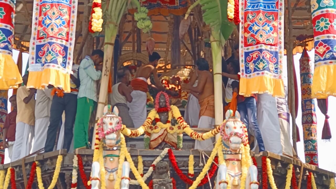 இத்தகைய சிறப்புகளைக் கொண்ட இக்கோயிலில் ஆண்டுதோறும் நடைபெறும் இந்திர விழா, கடந்த மாதம் 23ம் தேதி கொடியேற்றத்துடன் தொடங்கியது. தொடர்ந்து விழாவின் முக்கிய நிகழ்வான தேரோட்டம் இன்று வெகு விமர்சையாக நடைபெற்றது. தேரோட்டத்தை முன்னிட்டு விநாயகர், முருகர், பிரம்ம வித்யாம்பிகை உடனான ஸ்வேதாரண்யேஸ்வரர் உள்ளிட்ட சாமிகள் தேரில் எழுந்தருளினர். இத்தகைய சிறப்புகளைக் கொண்ட இக்கோயிலில் ஆண்டுதோறும் நடைபெறும் இந்திர விழா, கடந்த மாதம் 23ம் தேதி கொடியேற்றத்துடன் தொடங்கியது. தொடர்ந்து விழாவின் முக்கிய நிகழ்வான தேரோட்டம் இன்று வெகு விமர்சையாக நடைபெற்றது. தேரோட்டத்தை முன்னிட்டு விநாயகர், முருகர், பிரம்ம வித்யாம்பிகை உடனான ஸ்வேதாரண்யேஸ்வரர் உள்ளிட்ட சாமிகள் தேரில் எழுந்தருளினர்.