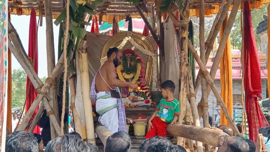  தொடர்ந்து சுவாமிகளுக்கு சிறப்பு தீபாராதனை நடைபெற்று மூன்று தேர்களையும் திரளான பக்தர்கள் வடம் பிடித்து இழுத்து நான்கு வீதிகளையும் வலம் வந்தனர். இதில் சுற்றுவட்டார பகுதிகளிலிருந்து திரளான பக்தா்கள் கலந்துகொண்டு வழிபாடு செய்தனர். வருகின்ற மார்ச் 6 ம் தேதி தெப்பத்திருவிழா நடைபெற உள்ளது என்பது குறிப்பிடத்தக்கது.