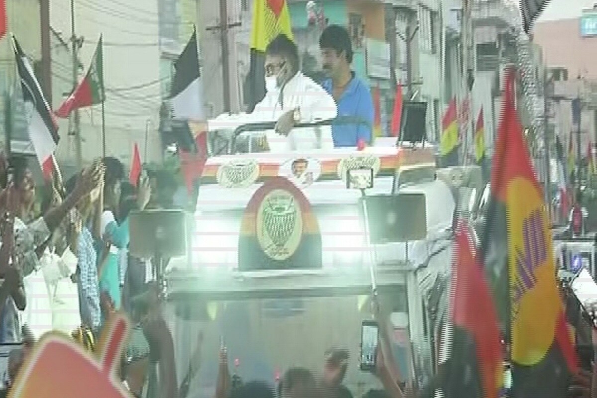 உடல் நிலையையும் பொருட்படுத்தாத தேமுதிக தலைவர் விஜயகாந்த் தனது பிரச்சாரத்தை முகக்கவசம் அணிந்தபடி கும்மிடிப்பூண்டியில் வேனின் இருந்தவாறு துவங்கினார். உடல் நிலையையும் பொருட்படுத்தாத தேமுதிக தலைவர் விஜயகாந்த் தனது பிரச்சாரத்தை முகக்கவசம் அணிந்தபடி கும்மிடிப்பூண்டியில் வேனின் இருந்தவாறு துவங்கினார்.