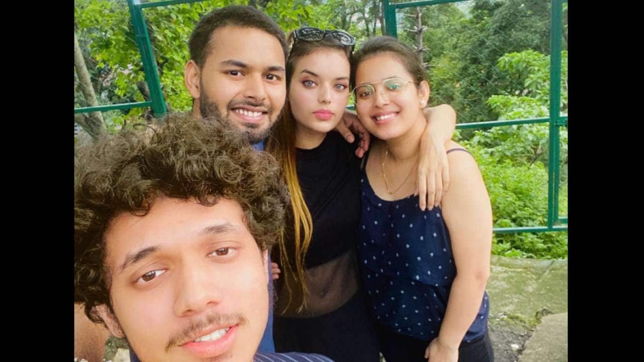  டோராடூனில் உள்ள இயேசு மற்றும் மரியா பள்ளியில் இஷா தனது பள்ளிப்படிப்பை முடித்தார்.