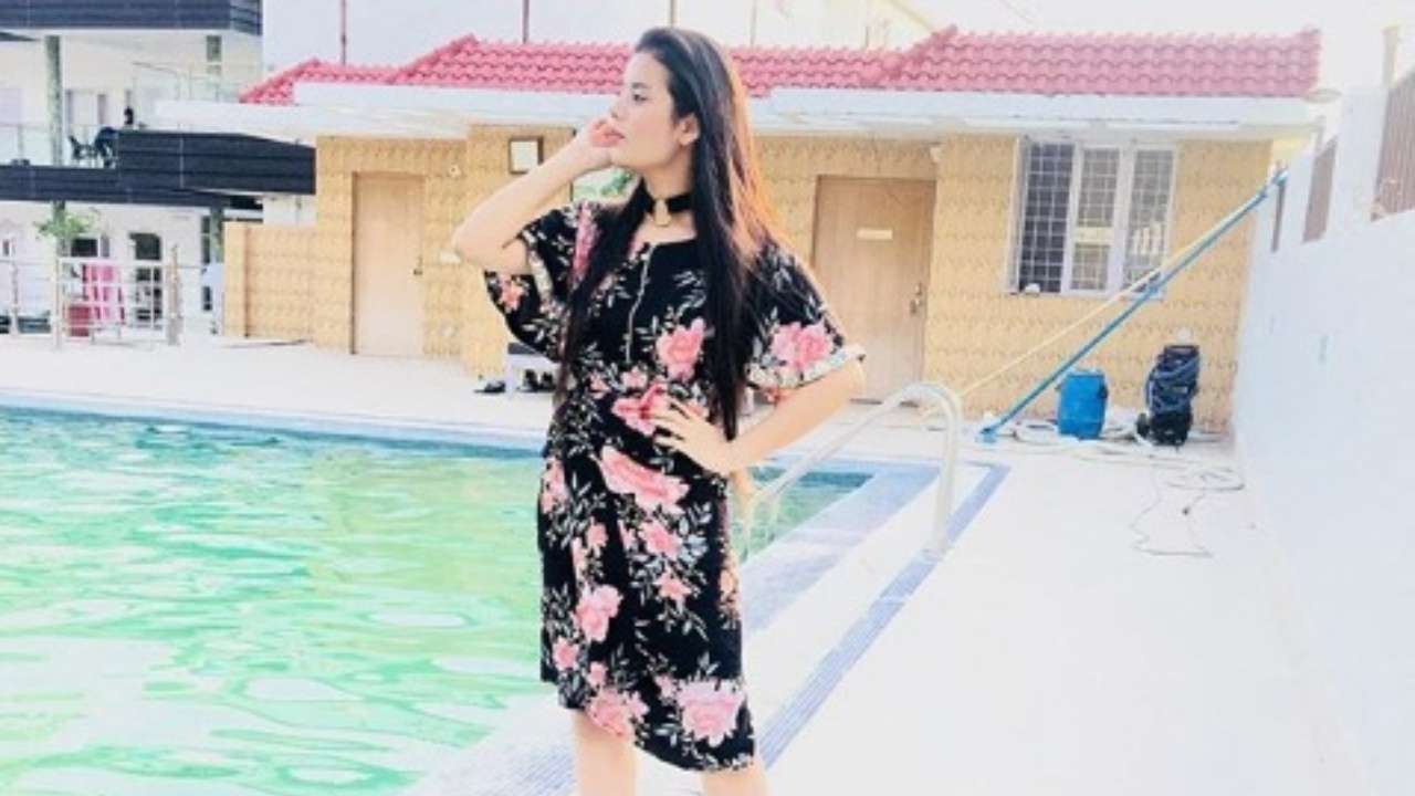  இஷா ஒரு தொழில்முனைவோர் மற்றும் உள் அலங்கார வடிவமைப்பு ( interior decor designing) நிறுவனத்தை வைத்திருக்கிறார்.