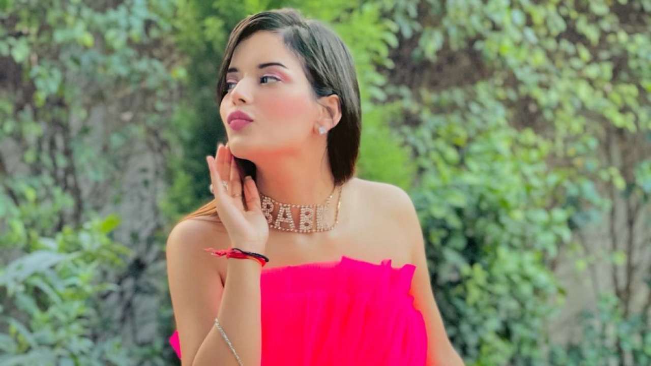  இஷா தனது குடும்பத்தினரின் தொழிலையும் கவனித்து வருகிறார்.