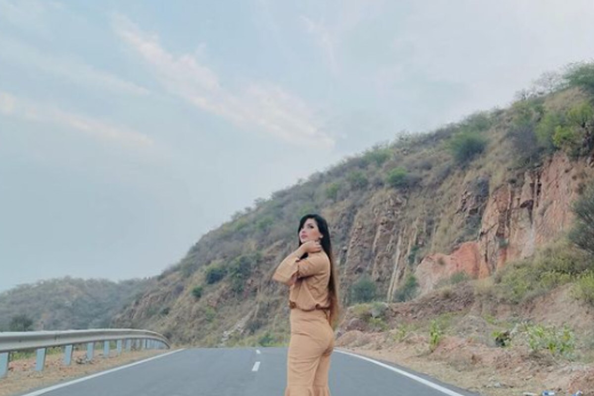  ரிஷப் பந்த் மற்றும் இஷா நீண்ட நாட்களாக காதலித்து வருவதாக பாலிவுட்டில் கிசுகிசுக்கப்படுகிறது.